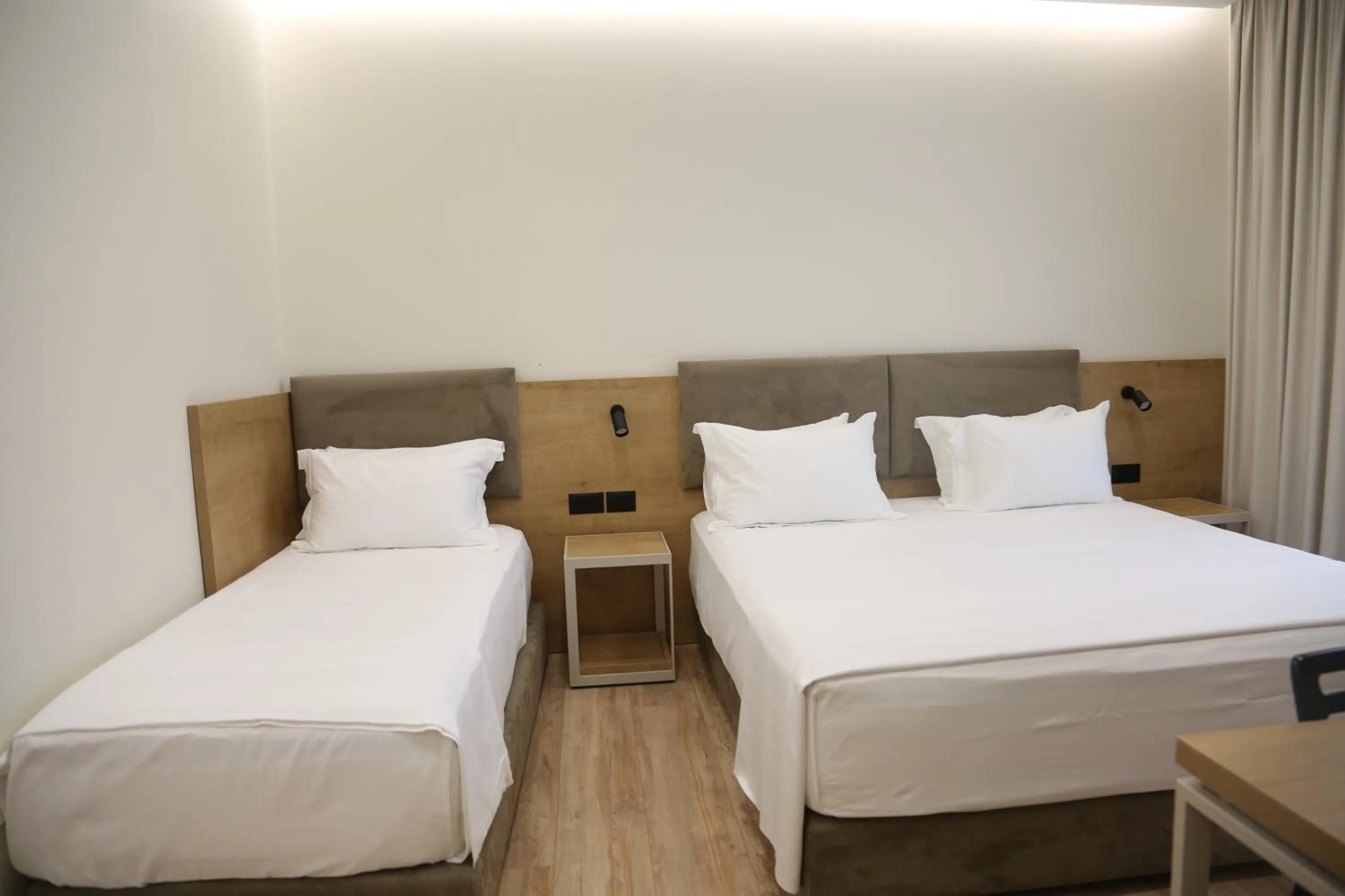 Bed in B&B Champagne, Vlore Bay