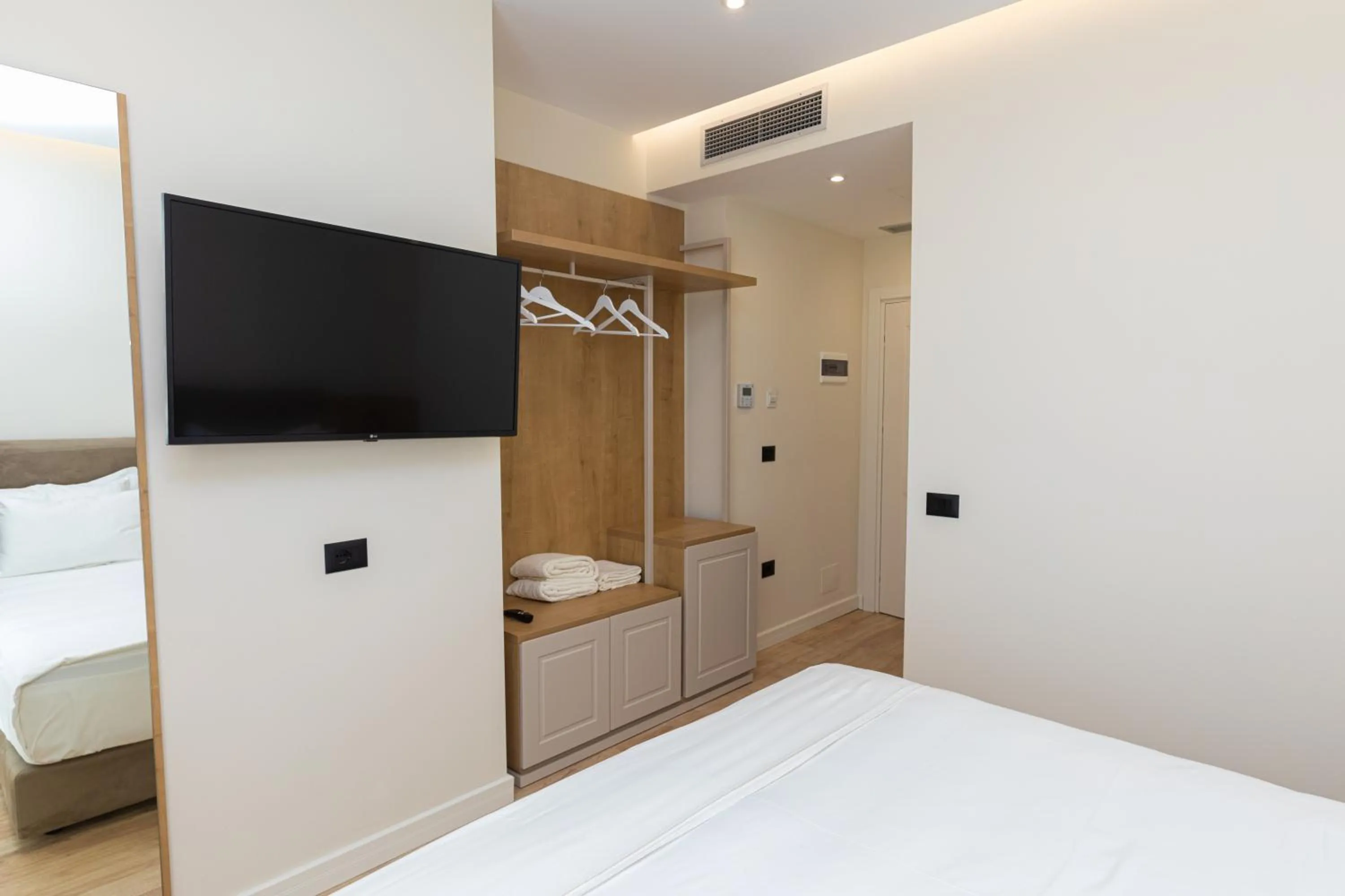 TV and multimedia, Bed in B&B Champagne, Vlore Bay