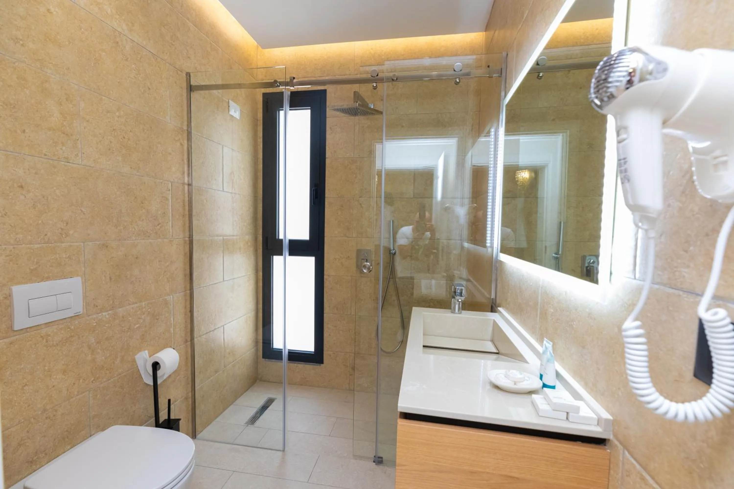 Bathroom in B&B Champagne, Vlore Bay