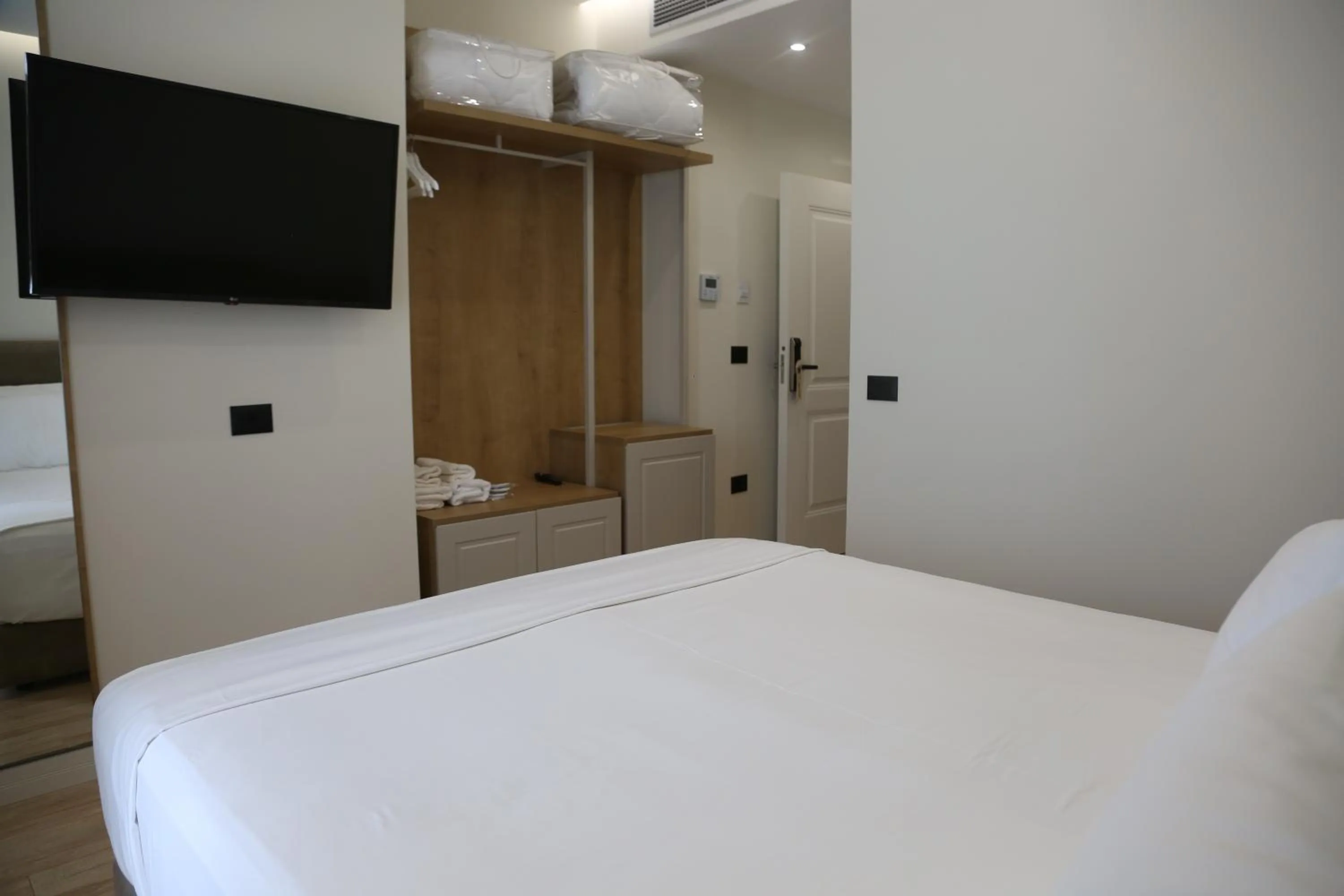 TV and multimedia, Bed in B&B Champagne, Vlore Bay