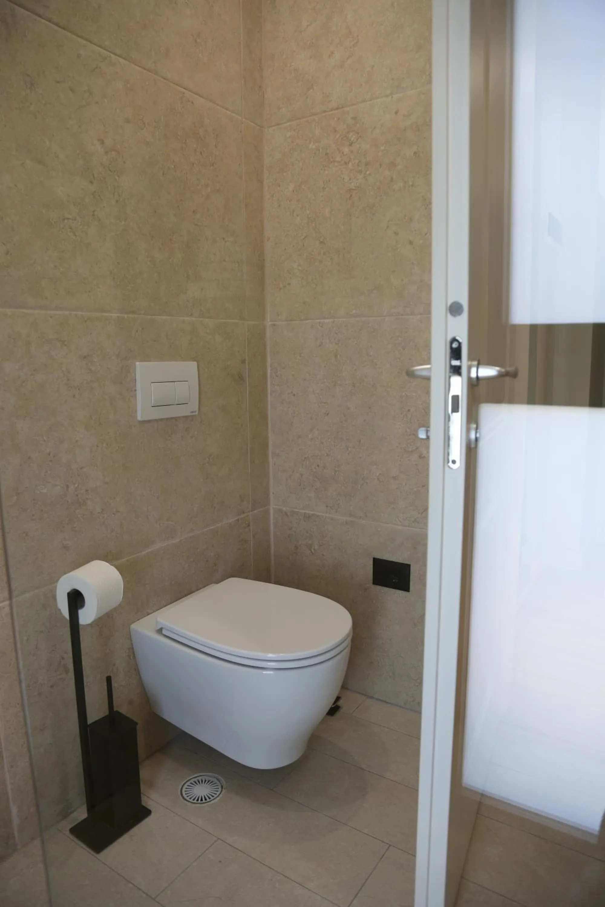 Shower in B&B Champagne, Vlore Bay