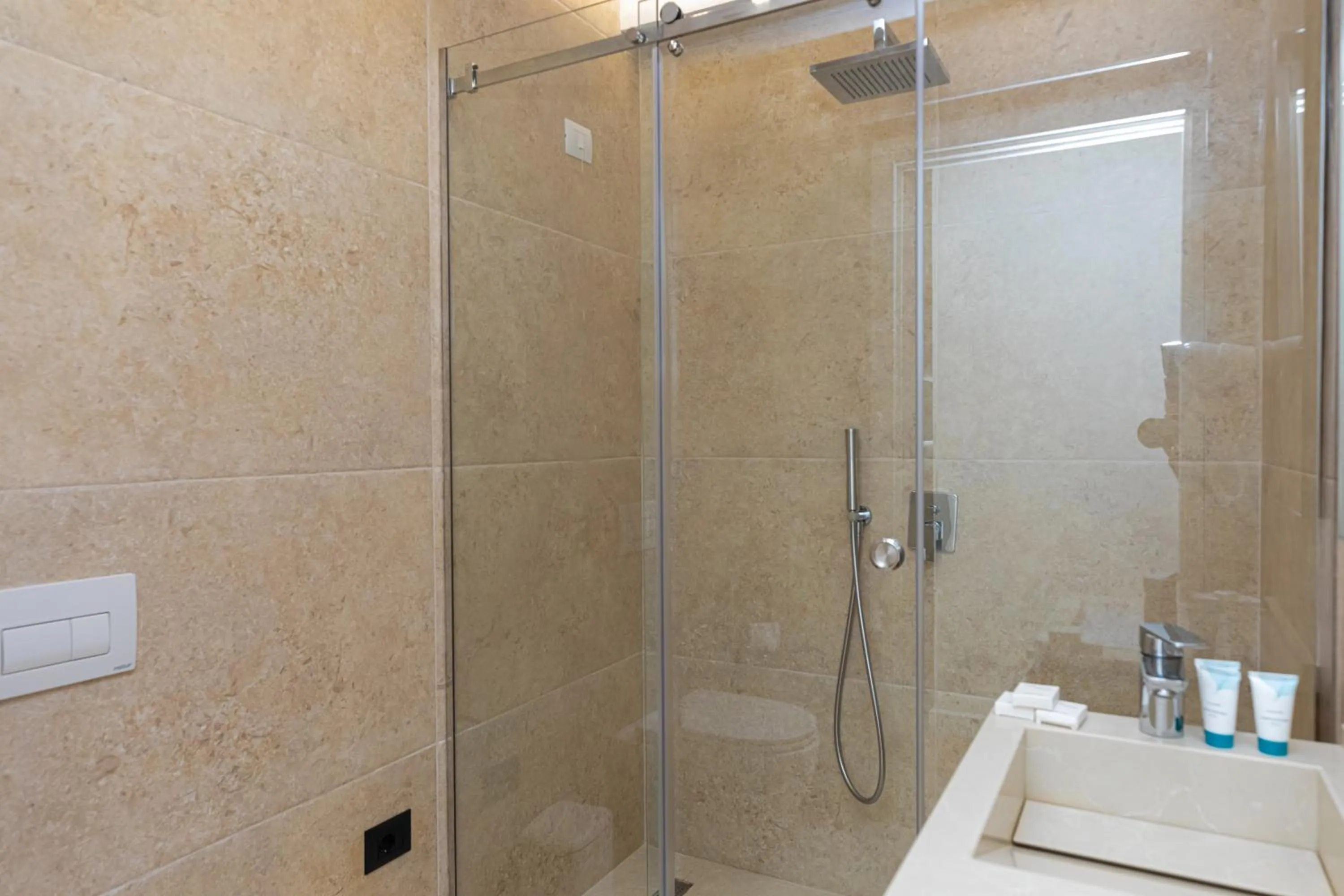 Bathroom in B&B Champagne, Vlore Bay