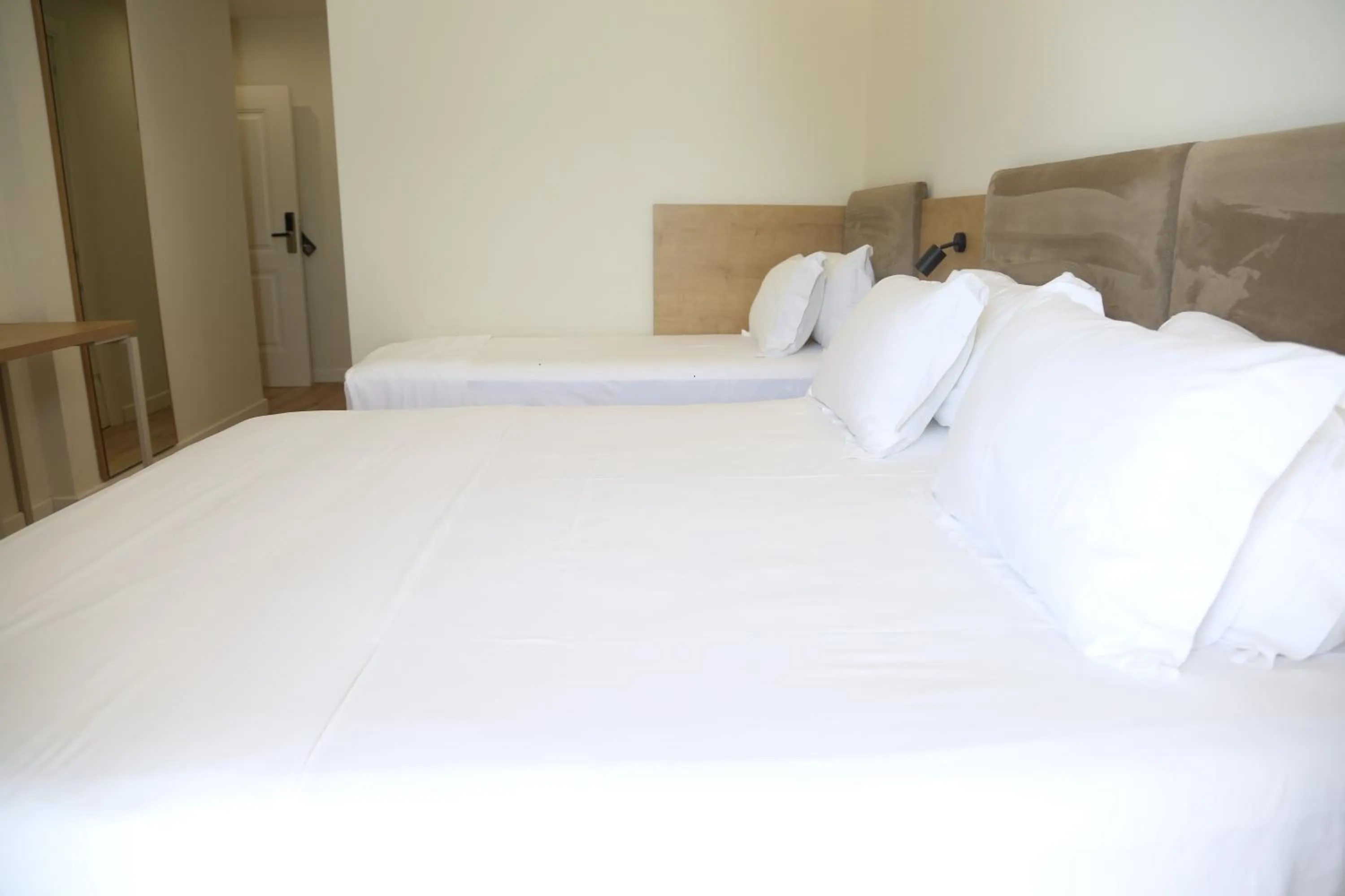 Photo of the whole room, Bed in B&B Champagne, Vlore Bay