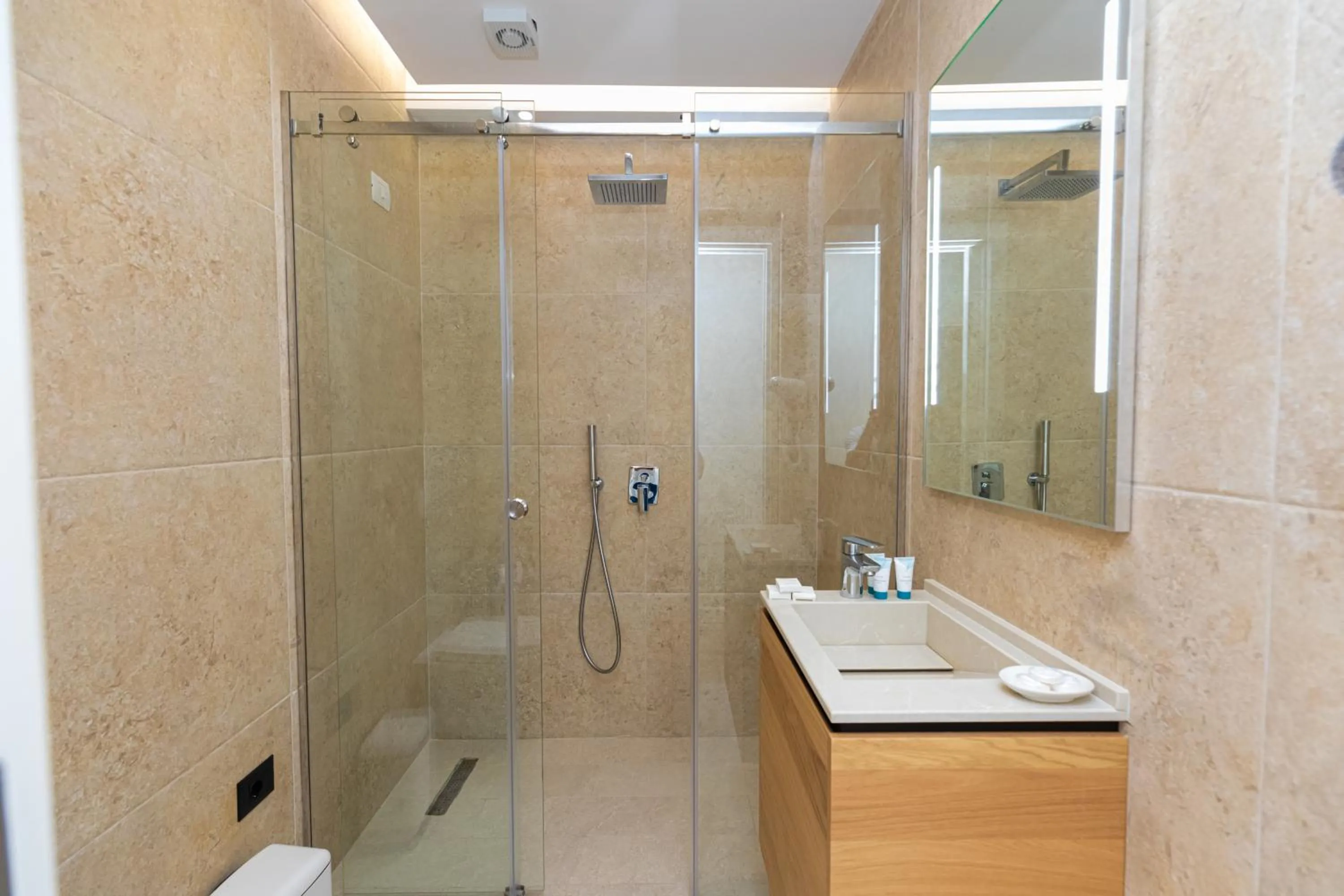 Bathroom in B&B Champagne, Vlore Bay