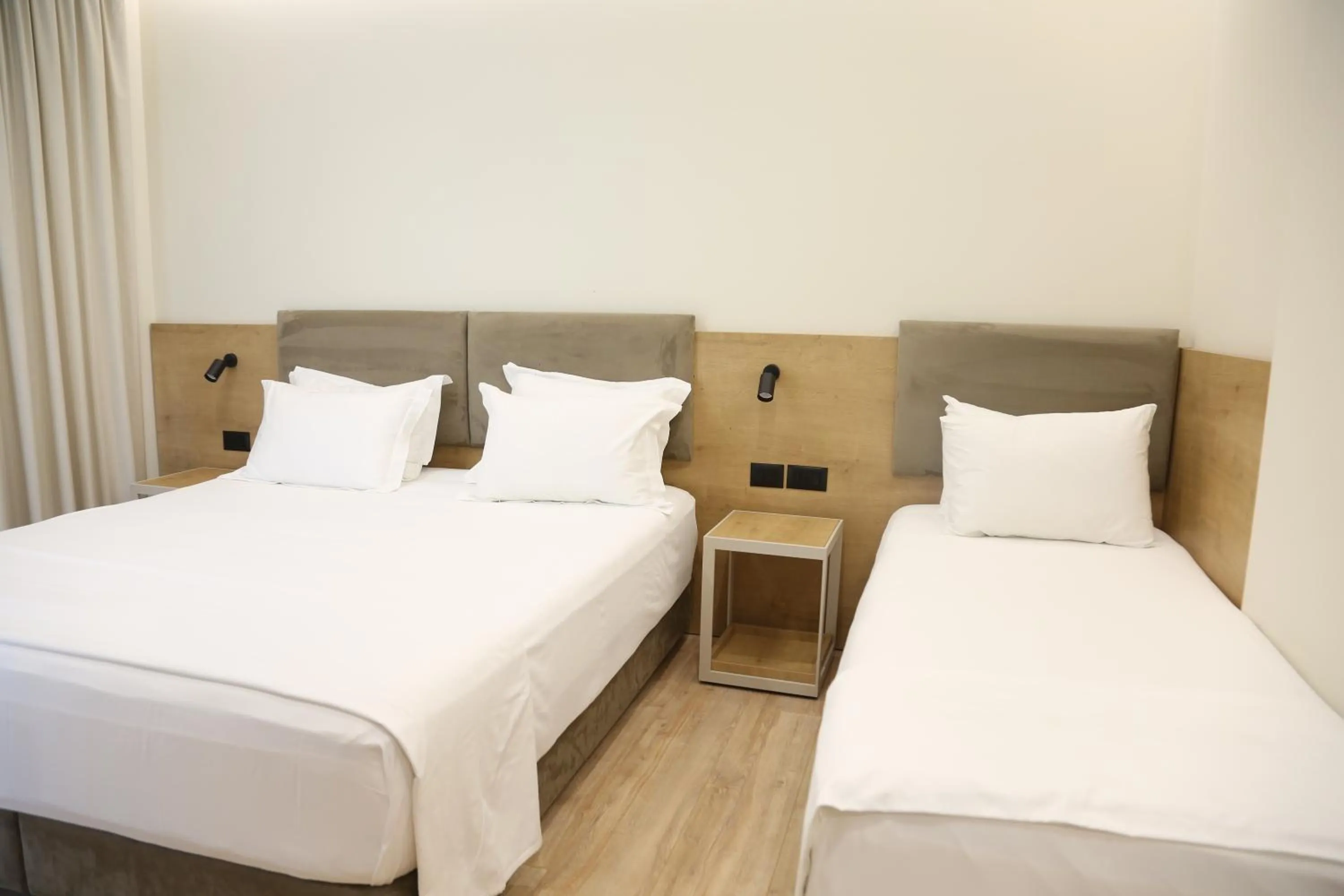 Bed in B&B Champagne, Vlore Bay