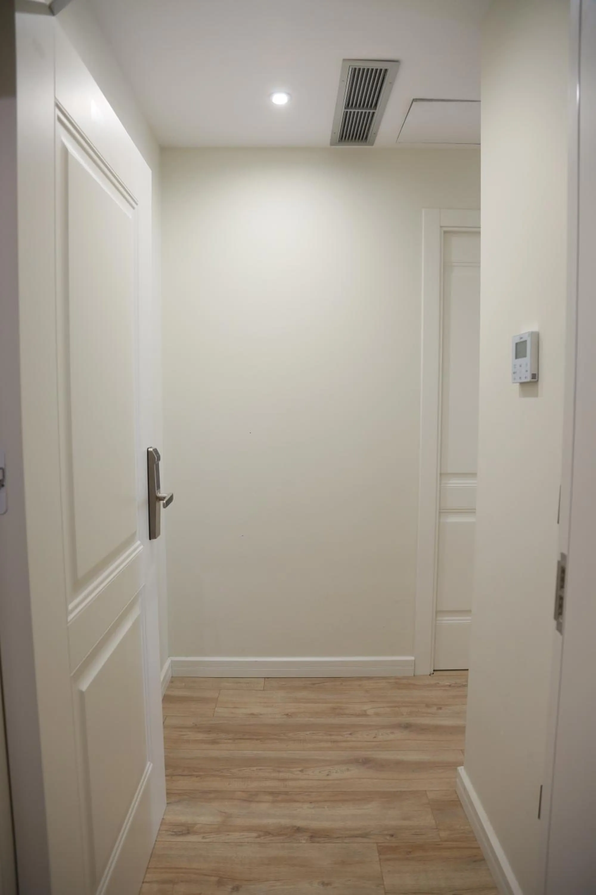 Facade/entrance in B&B Champagne, Vlore Bay