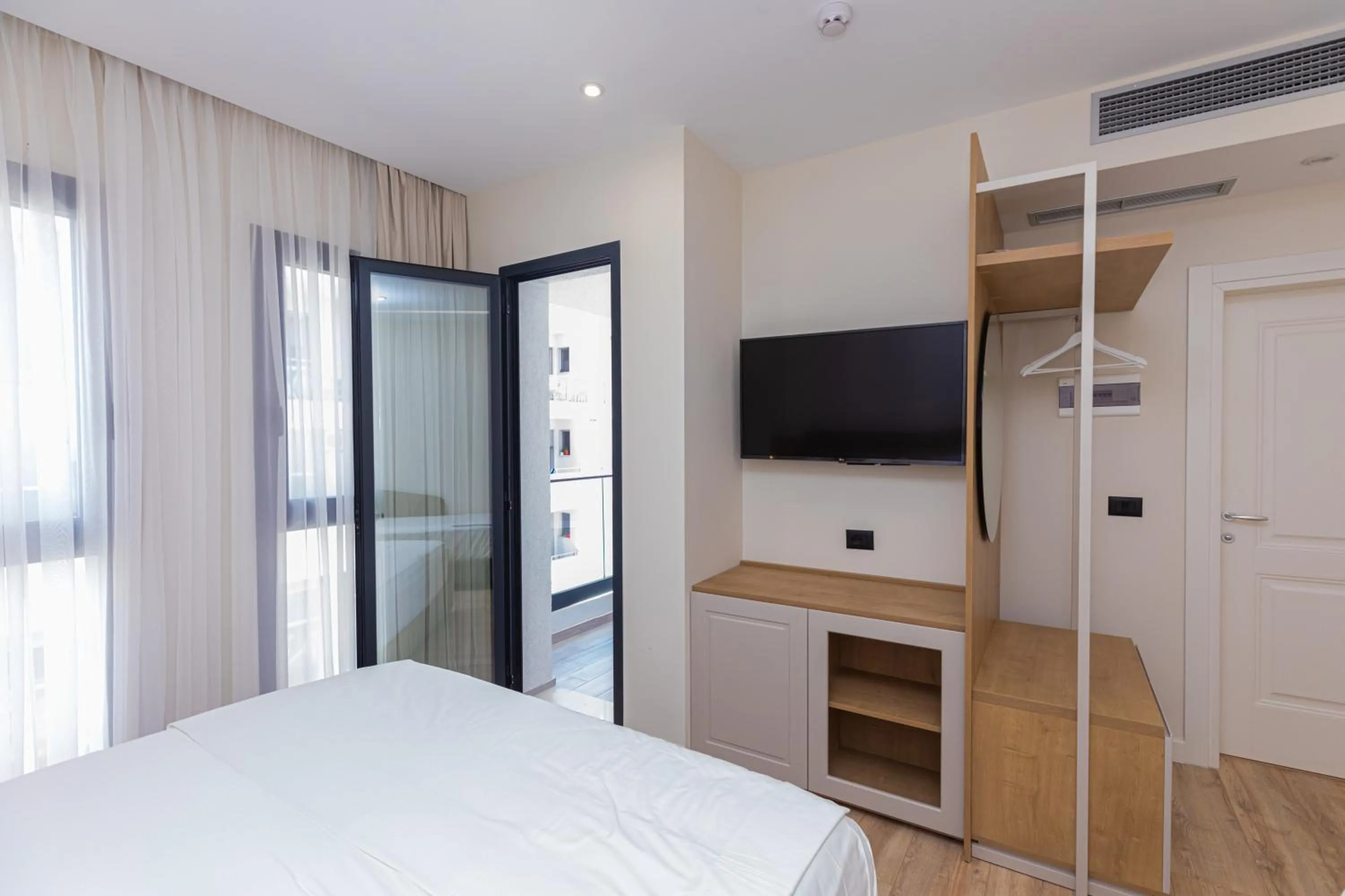 TV and multimedia, Bed in B&B Champagne, Vlore Bay