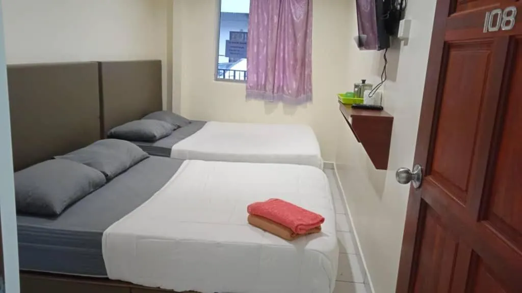 Photo of the whole room, Bed in CH Budget Hotel