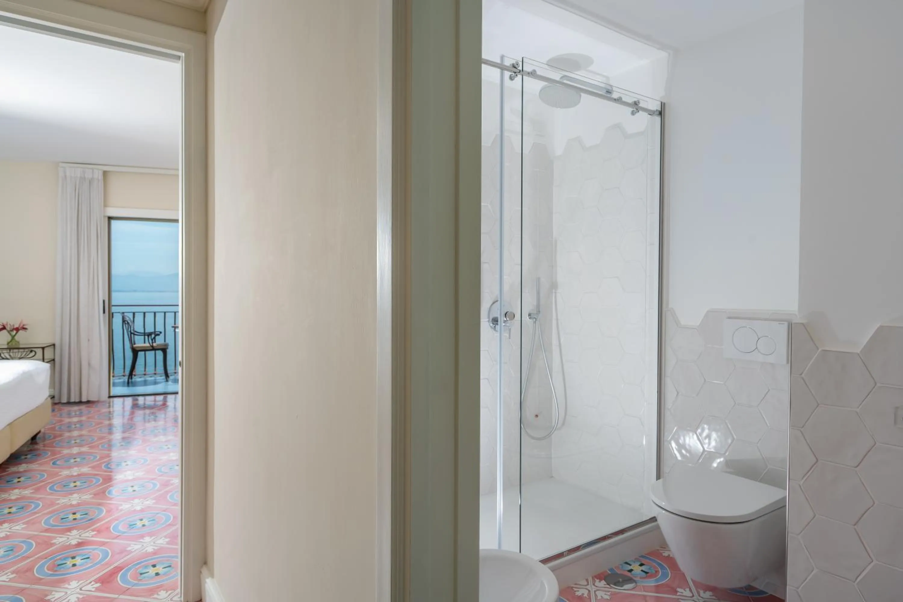 Shower, Bed in Hotel Belair