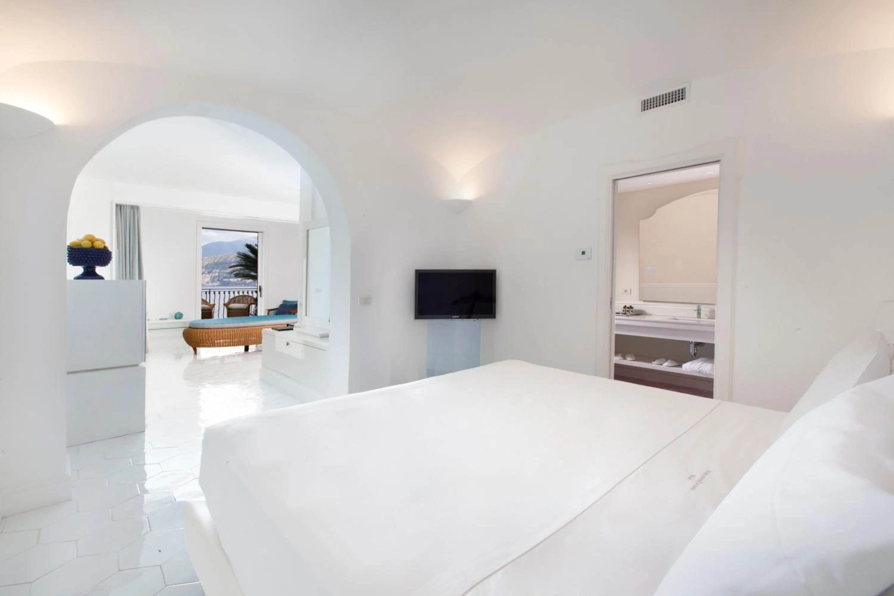 View (from property/room), Bed in Hotel Belair