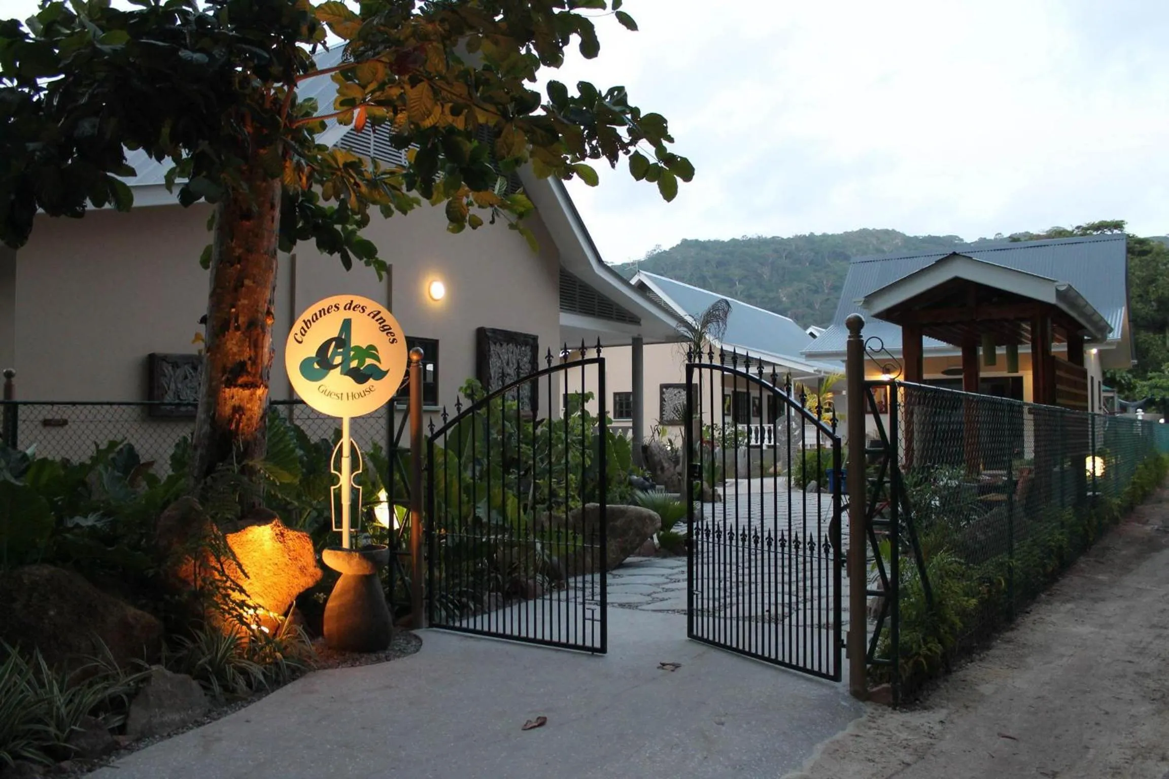 Facade/entrance in Cabanes Des Anges