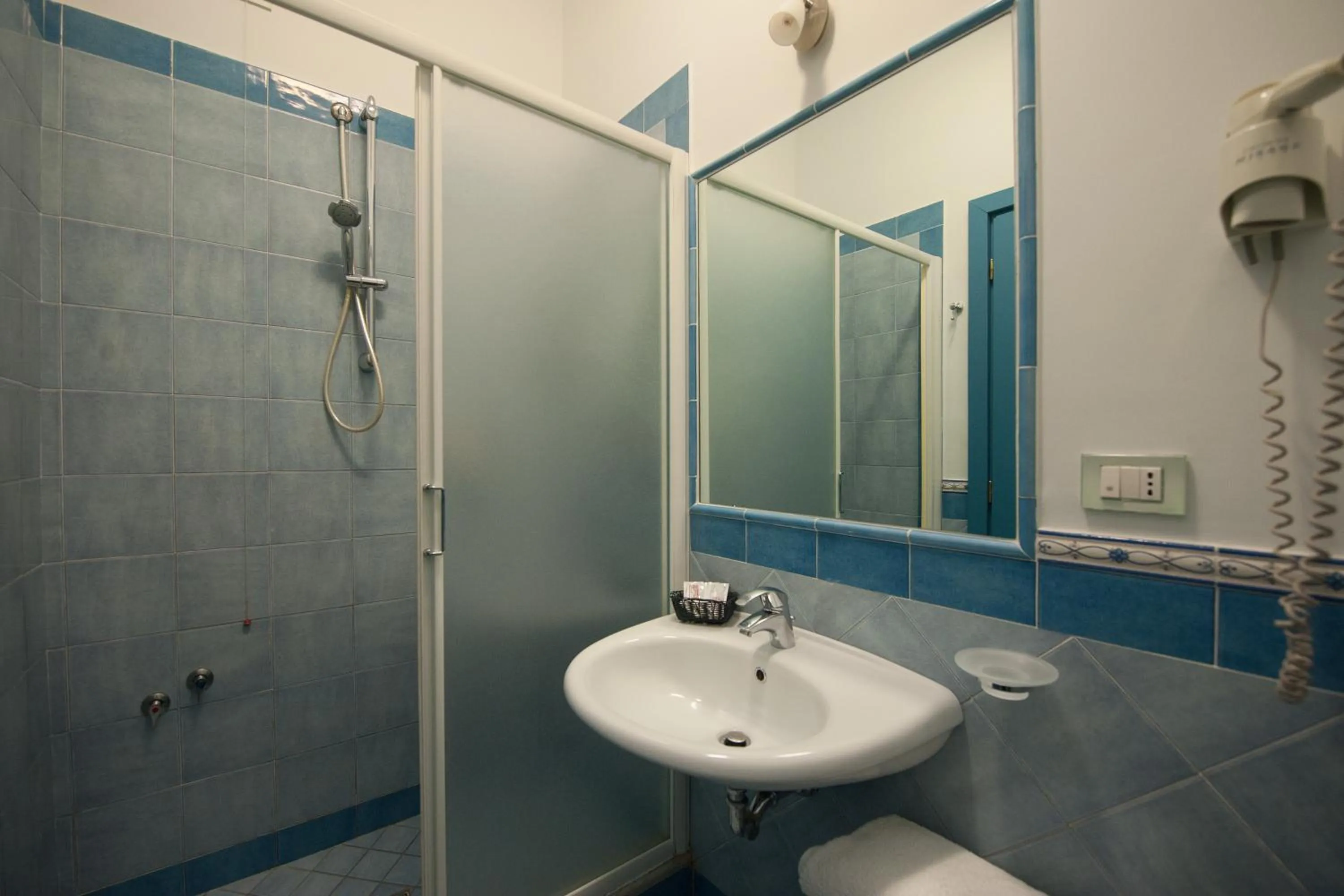 Shower in Hotel De Rosa