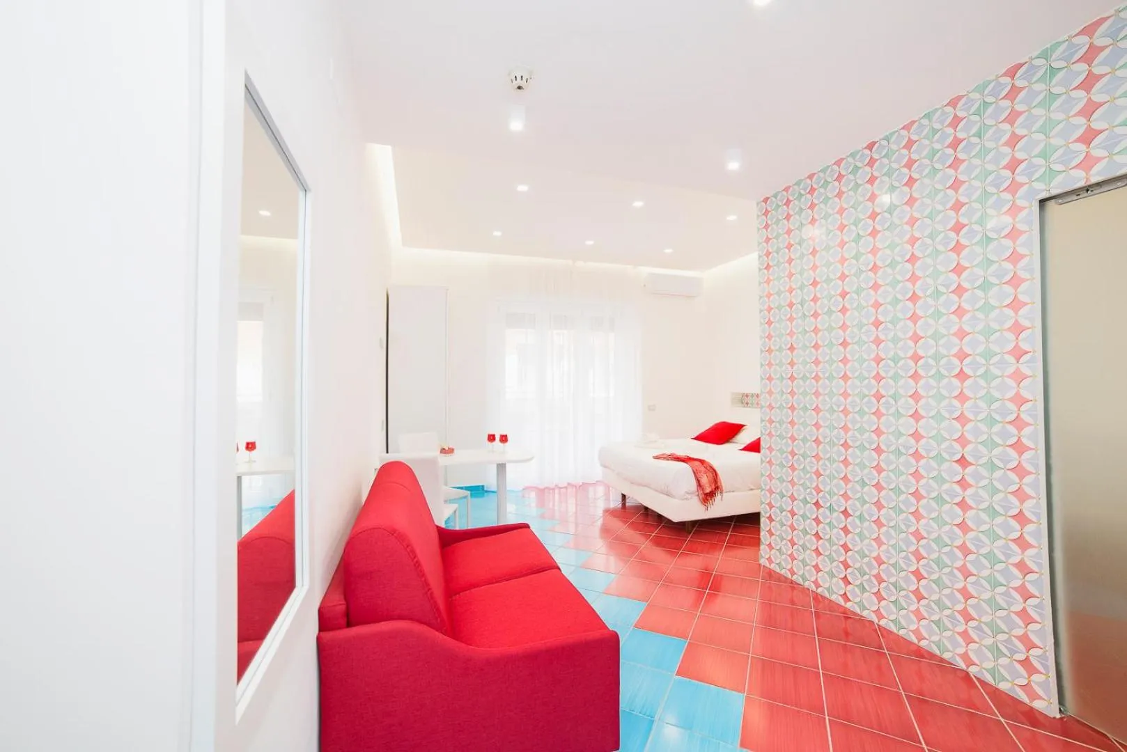 Photo of the whole room in Hotel De Rosa