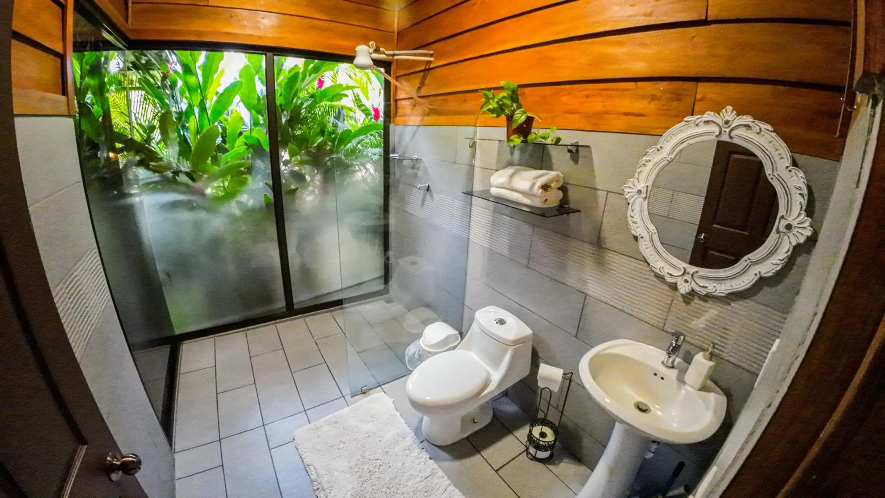 Bathroom in Bungalows Las Iguanas Arenal Volcano