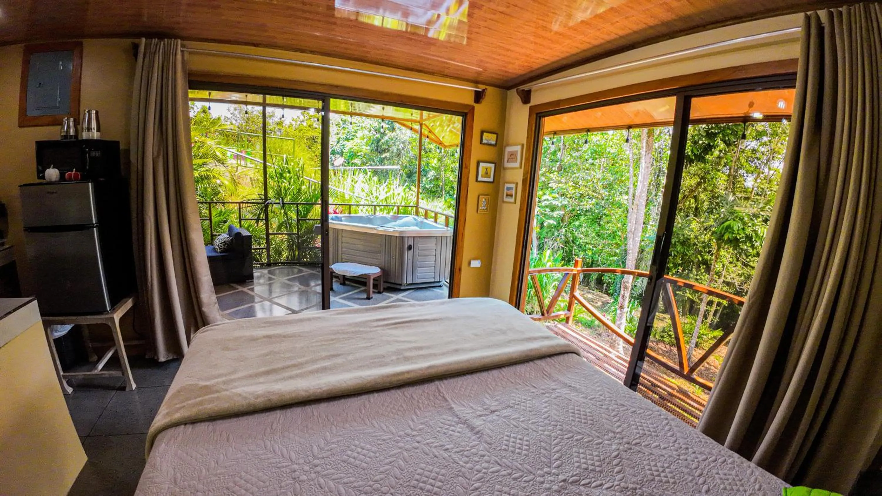 Photo of the whole room, Bed in Bungalows Las Iguanas Arenal Volcano