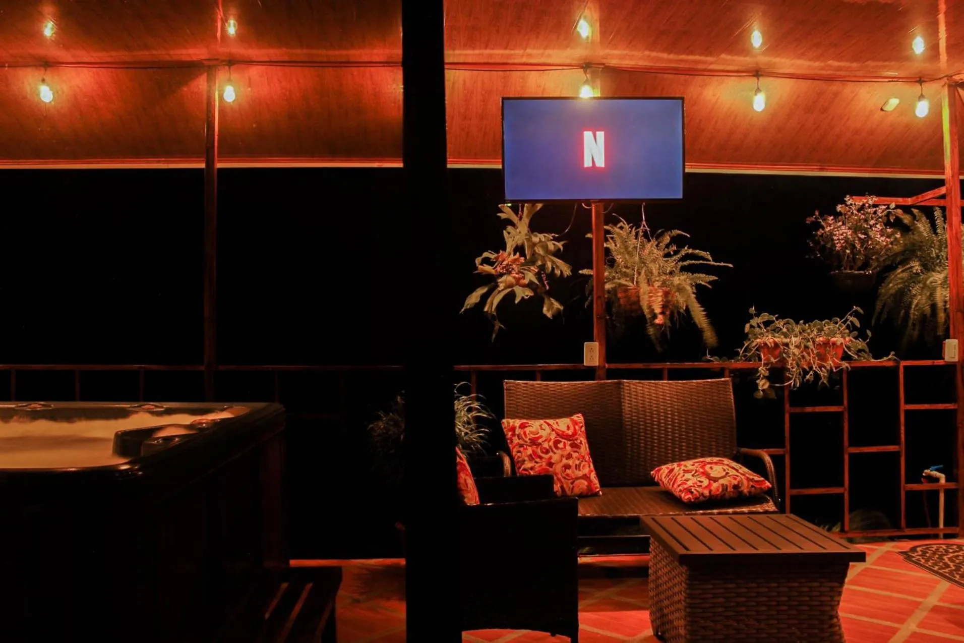 Communal lounge/ TV room in Bungalows Las Iguanas Arenal Volcano