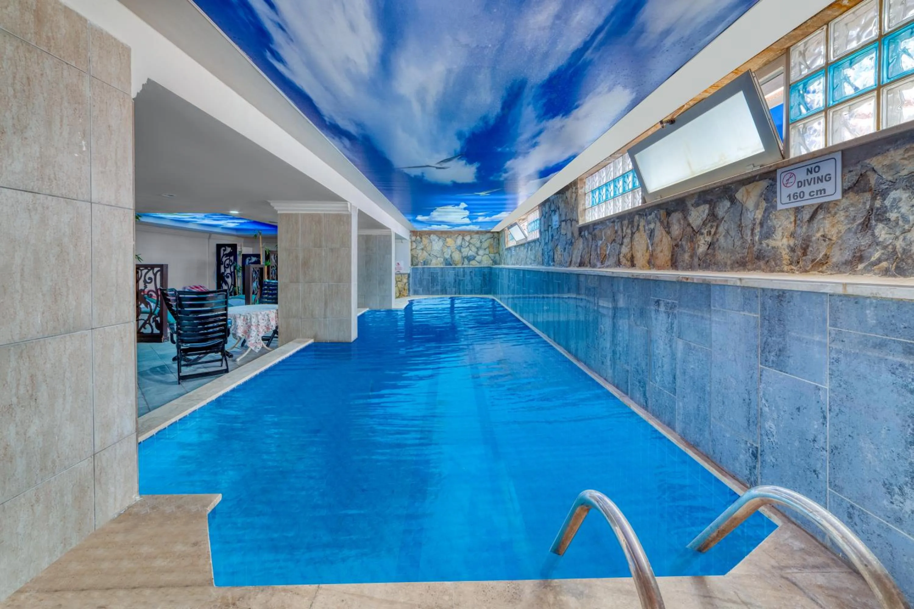 Swimming pool in Kahya Hotel