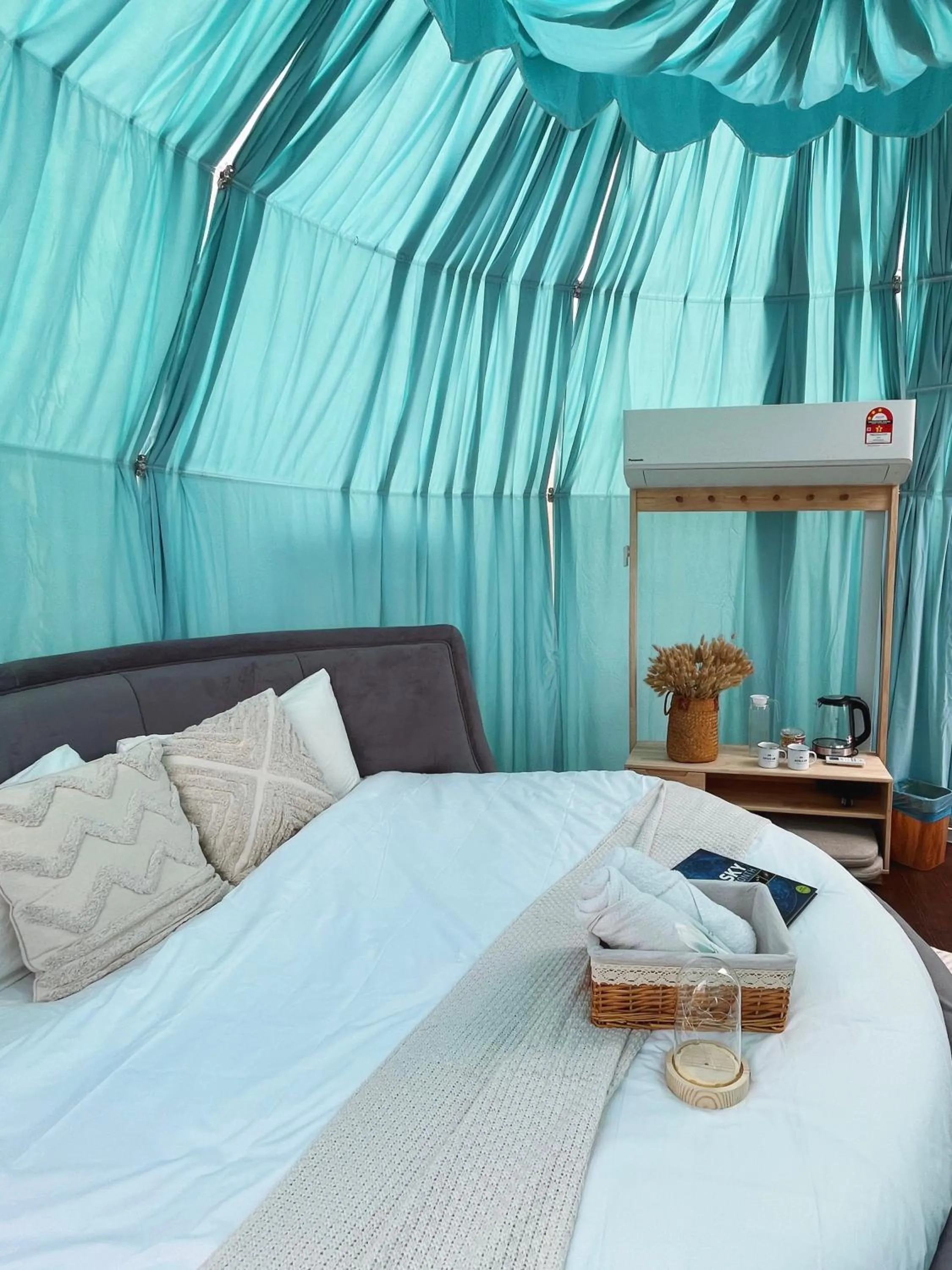 Bed in Stellar GoldenHill Cameron