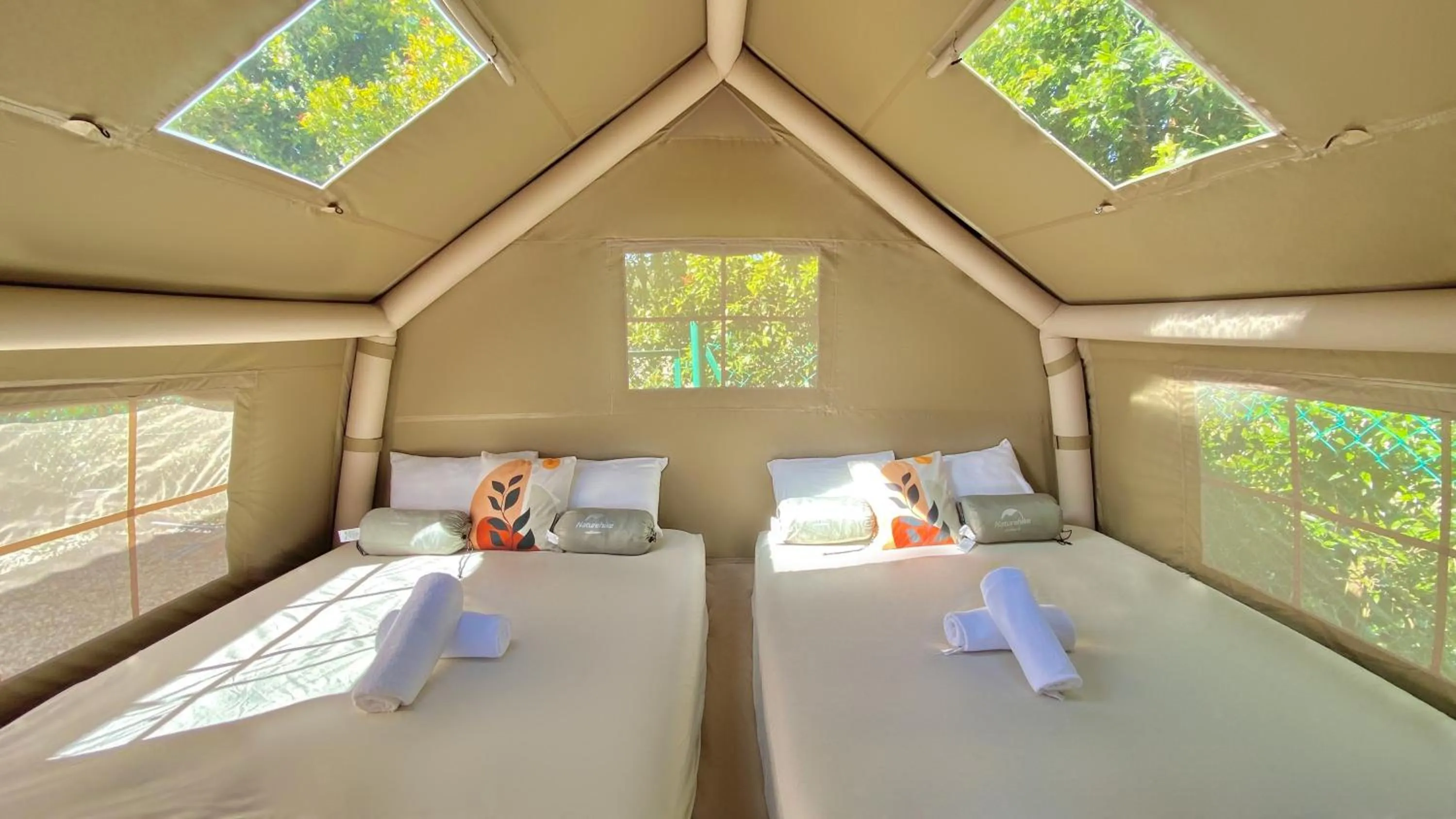 Bed in Stellar GoldenHill Cameron