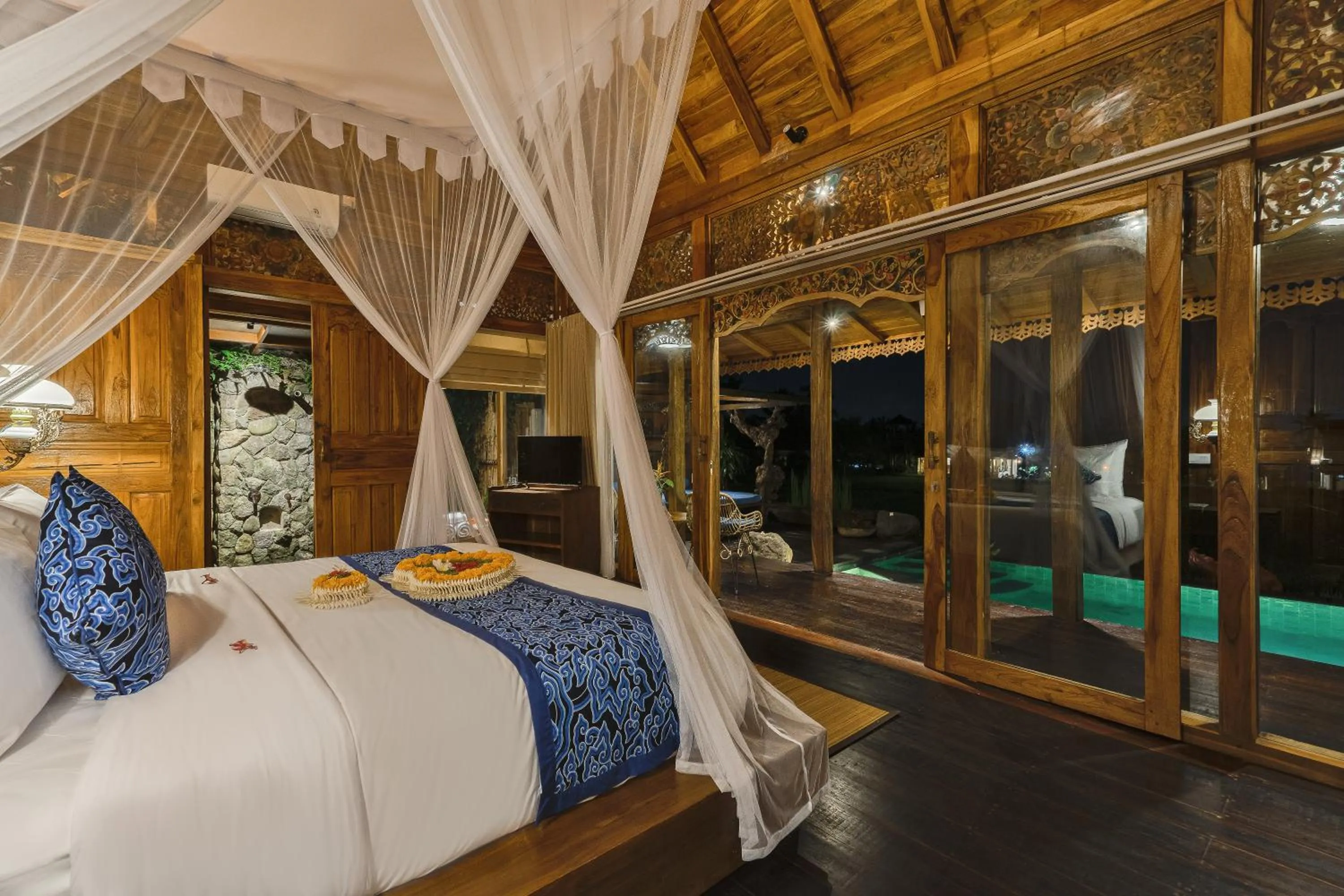 Bed in Airsania Ubud Antique Villas