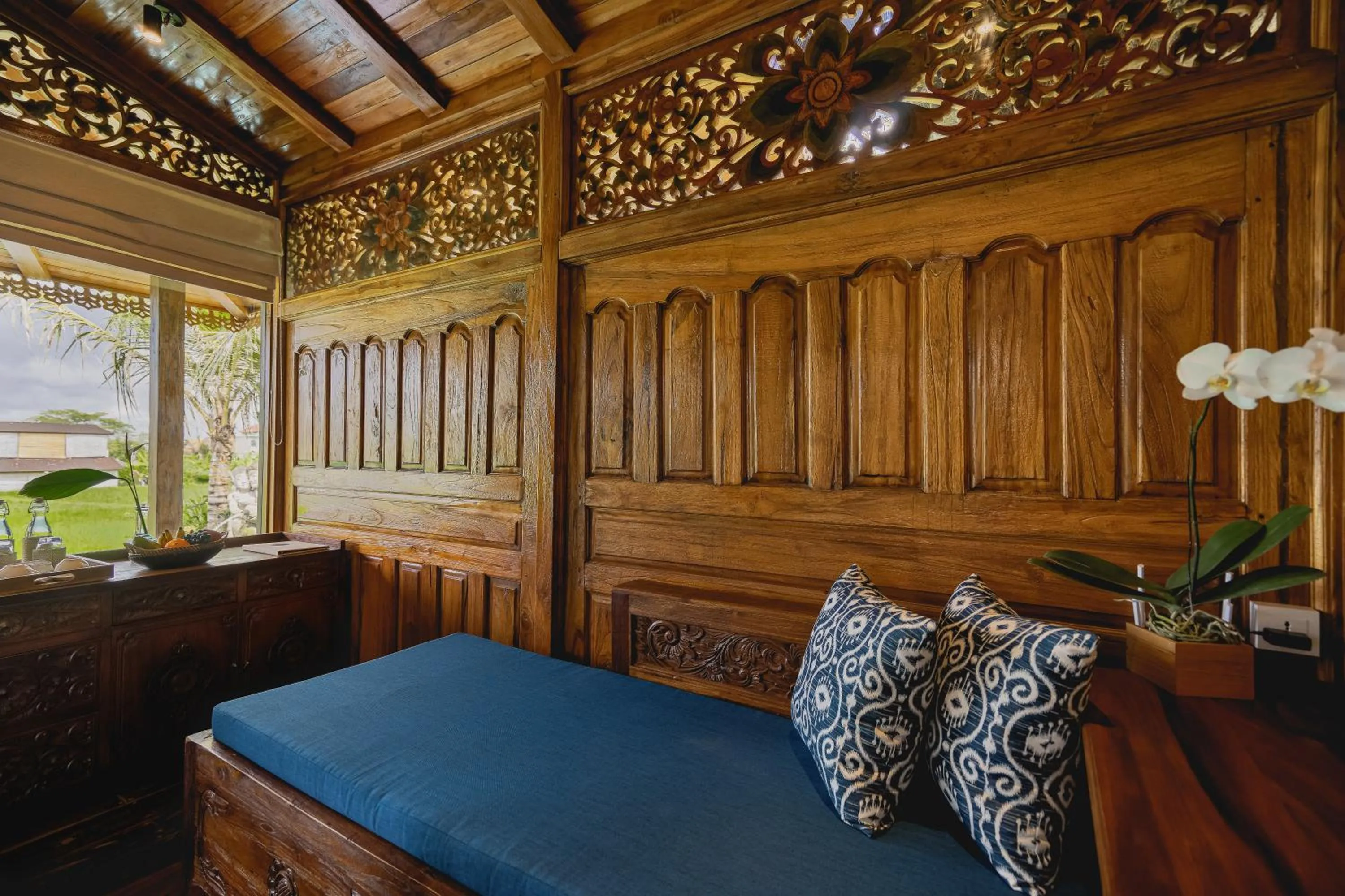 Bed in Airsania Ubud Antique Villas