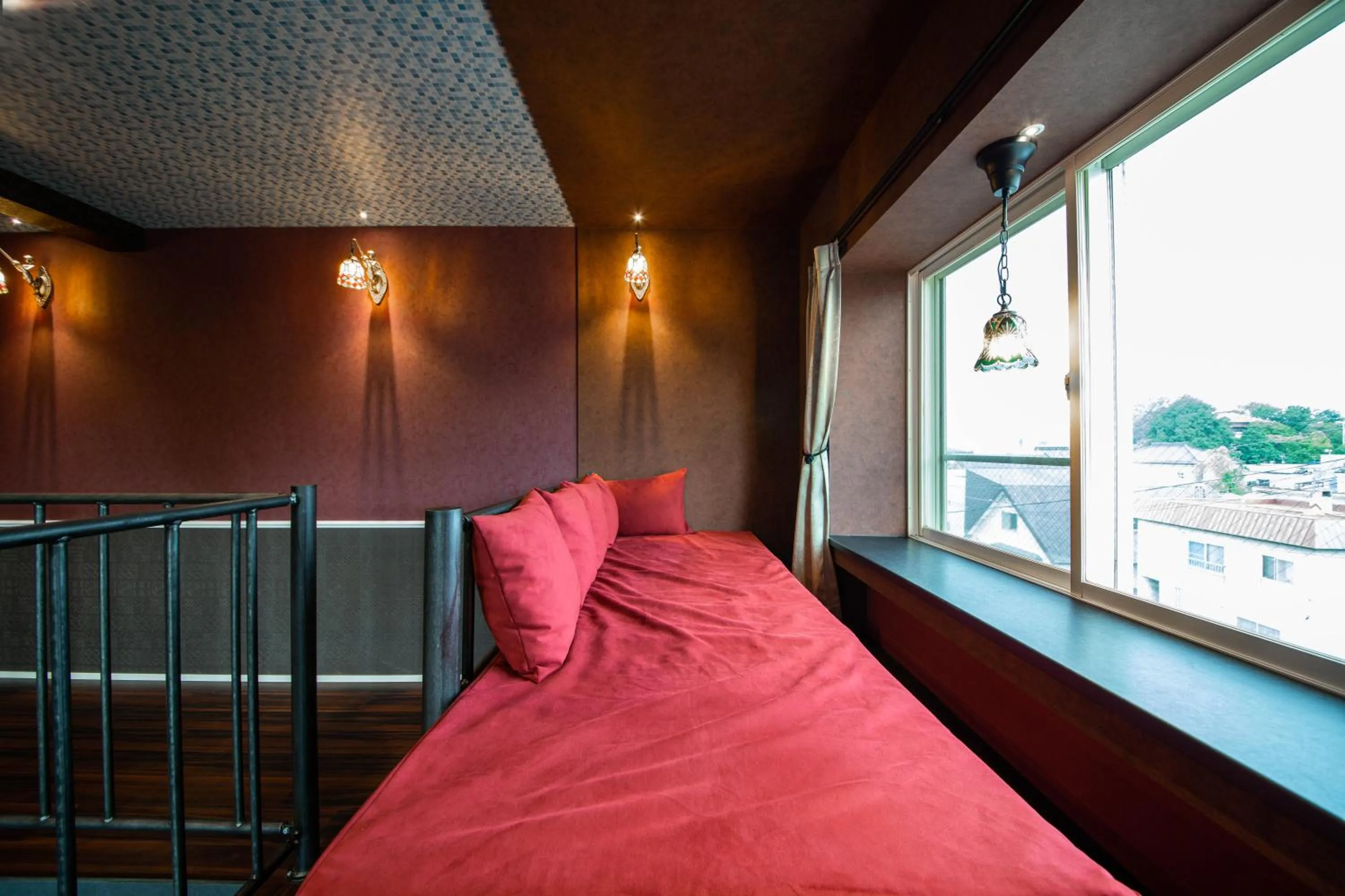 Bed in THE BEEHIVE AIOI