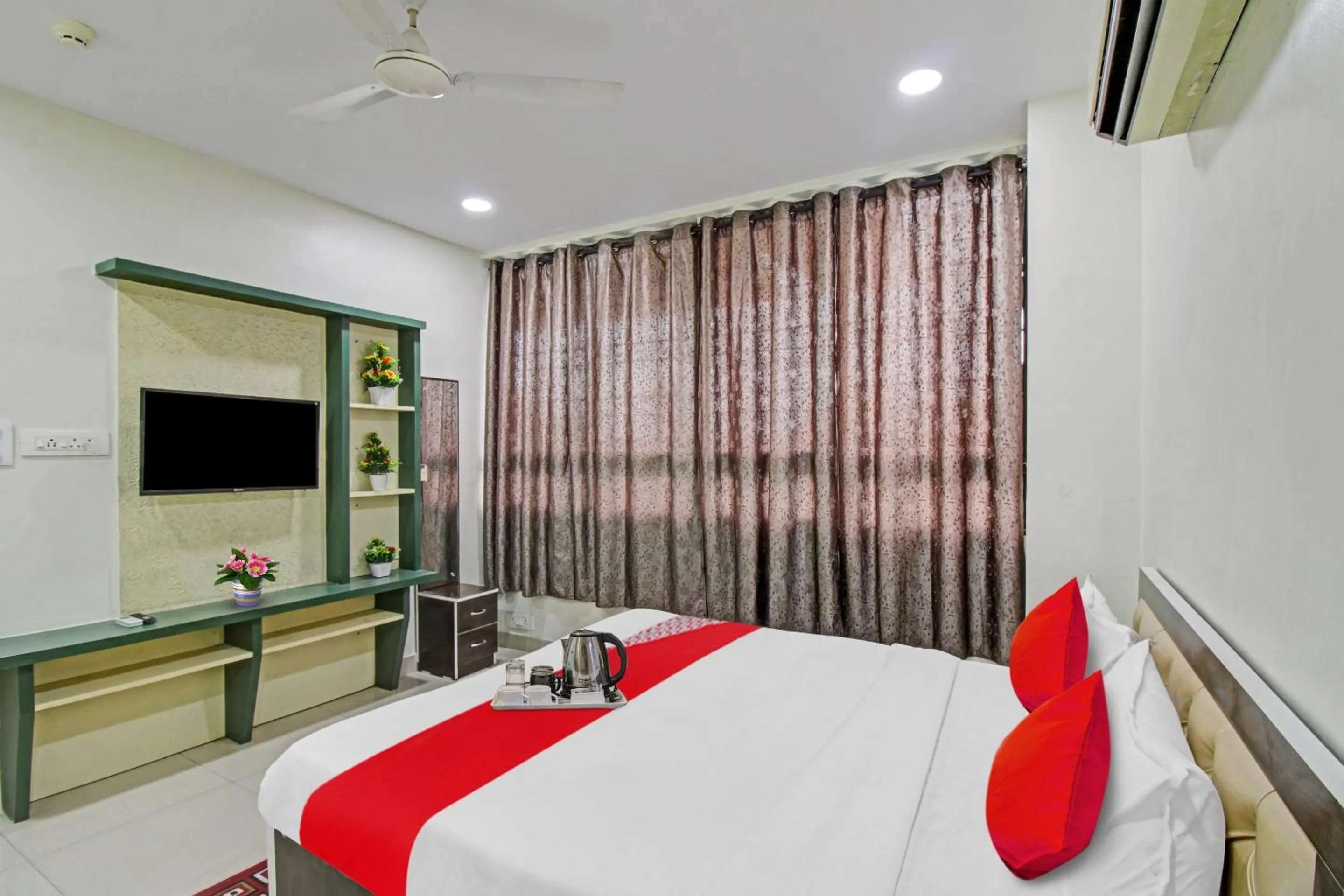 Facade/entrance, Bed in Super Hotel O Sunshine Inn