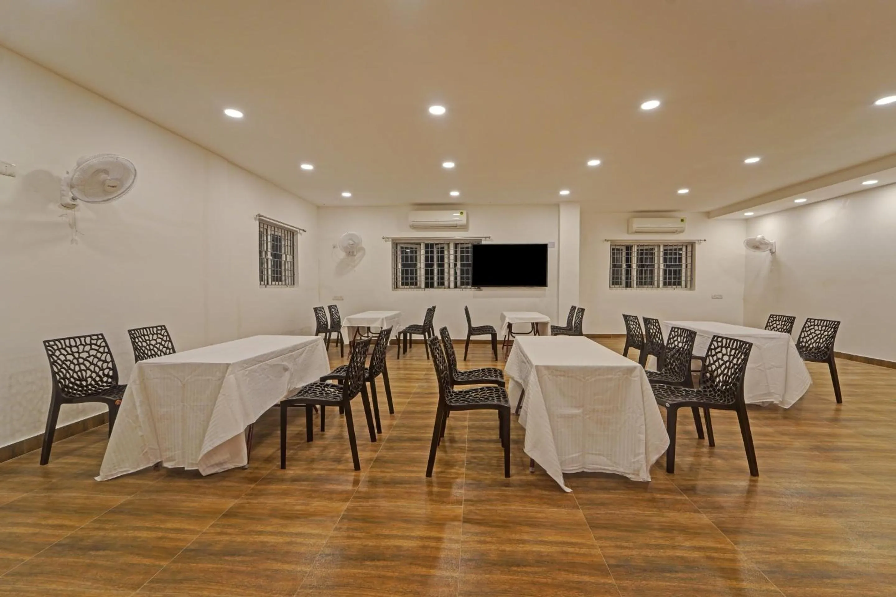 Restaurant/places to eat in Super Townhouse ORCHID RESIDENCY Near T.Nagar