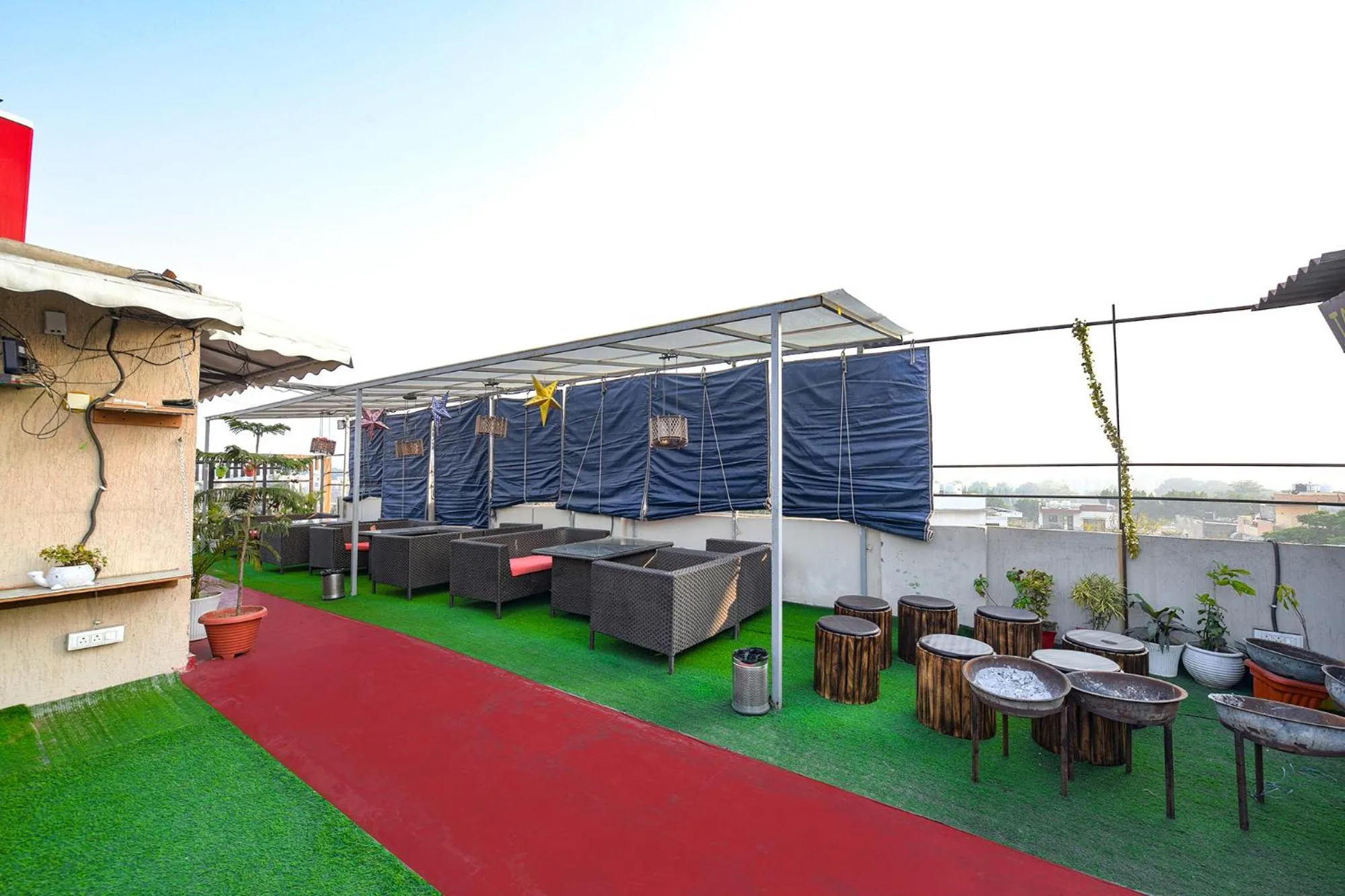 Restaurant/places to eat in FabHotel The Dreams