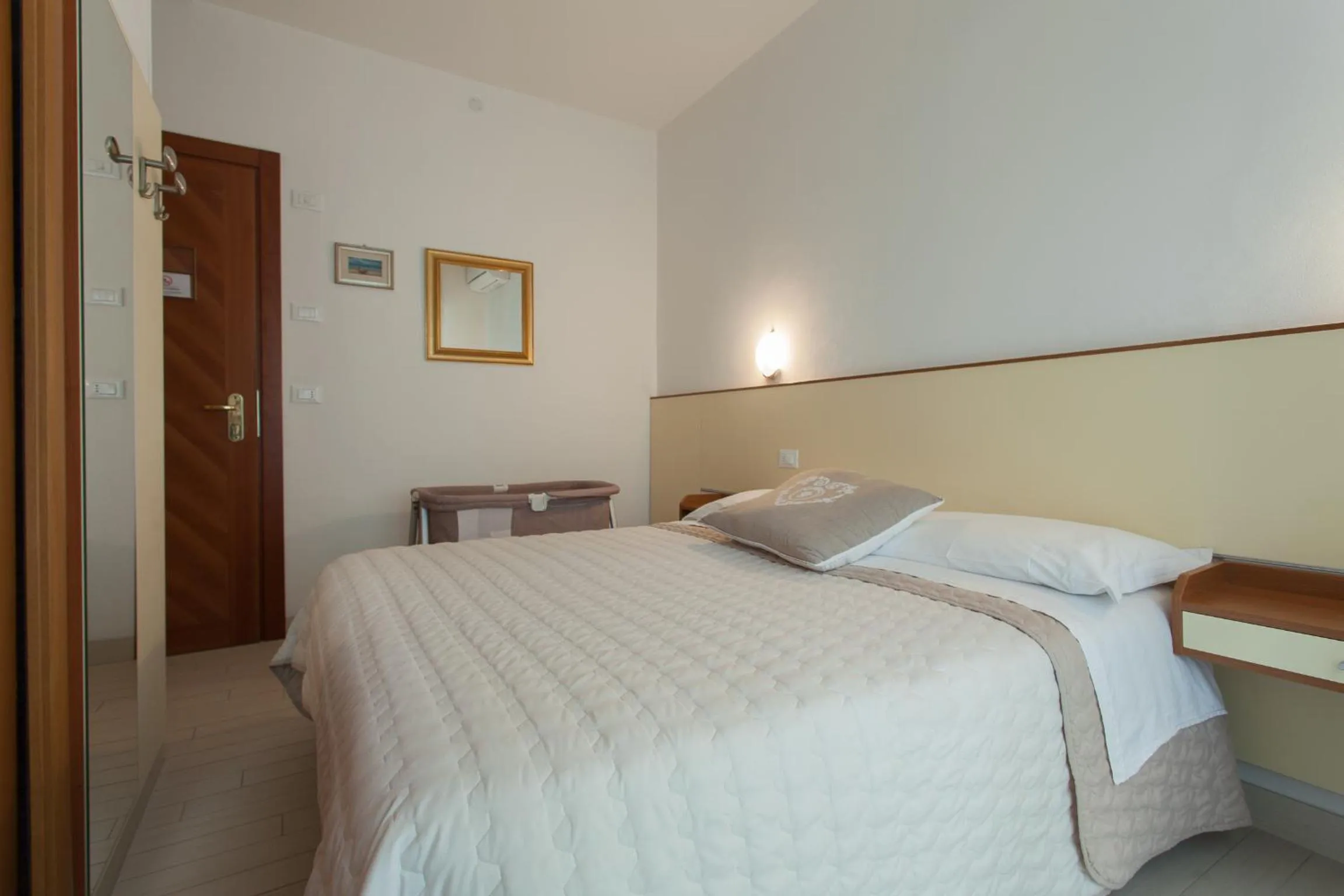 Photo of the whole room, Bed in B&B Airone Cervia - Camere e Appartamenti