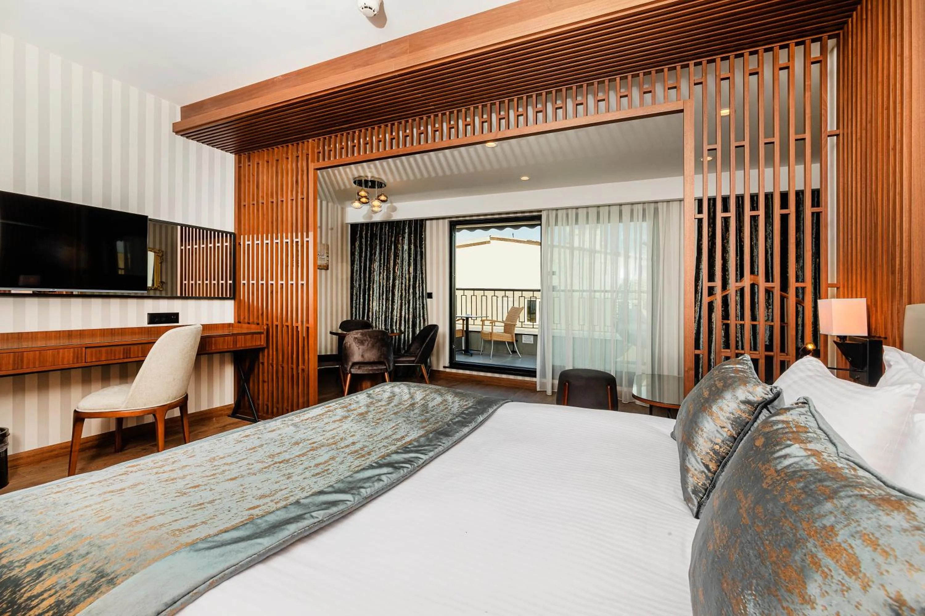 Balcony/Terrace, Bed in Mukarnas Pera Hotel