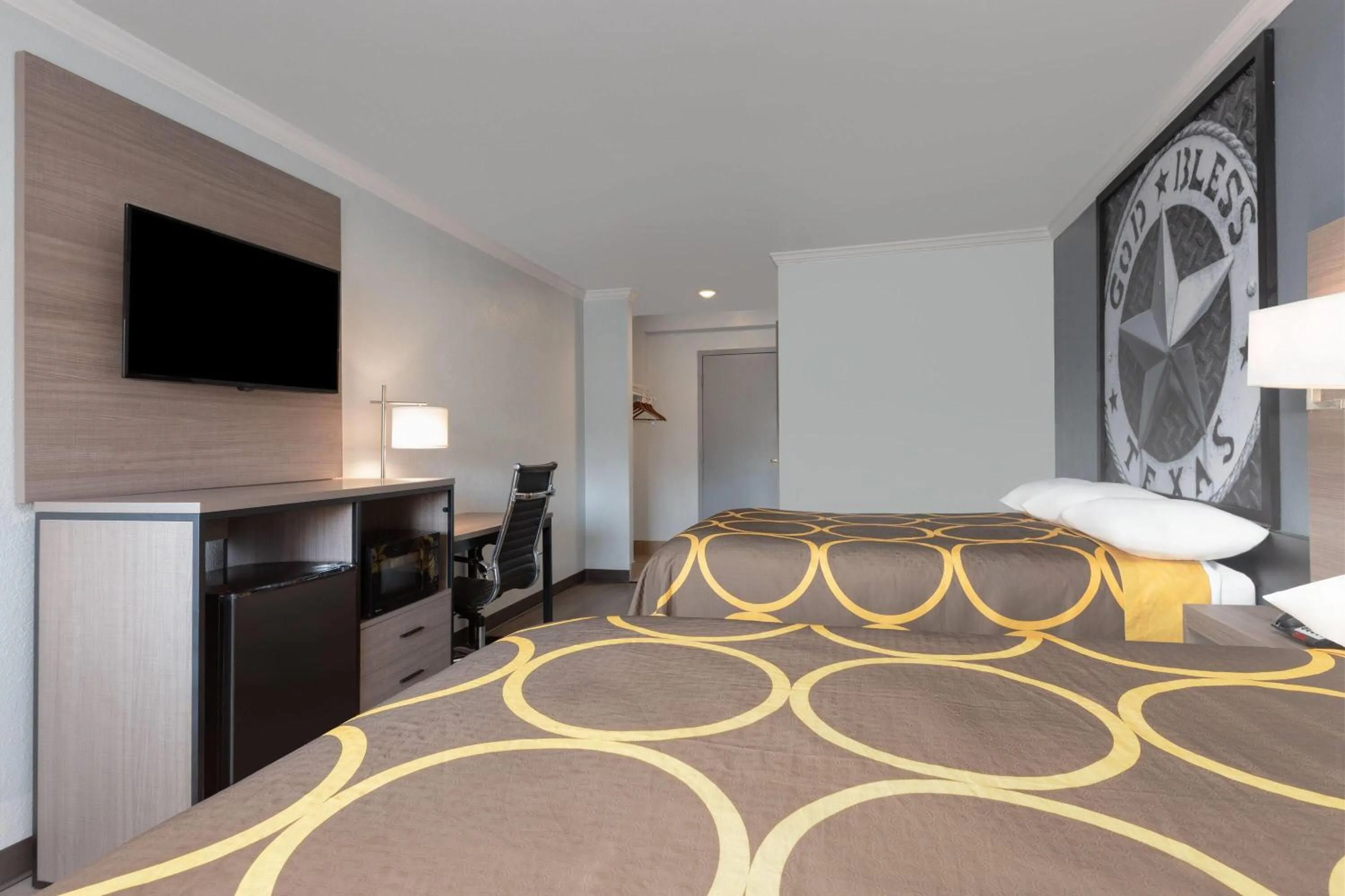 Photo of the whole room, Bed in Super 8 by Wyndham Fort Worth Entertainment District