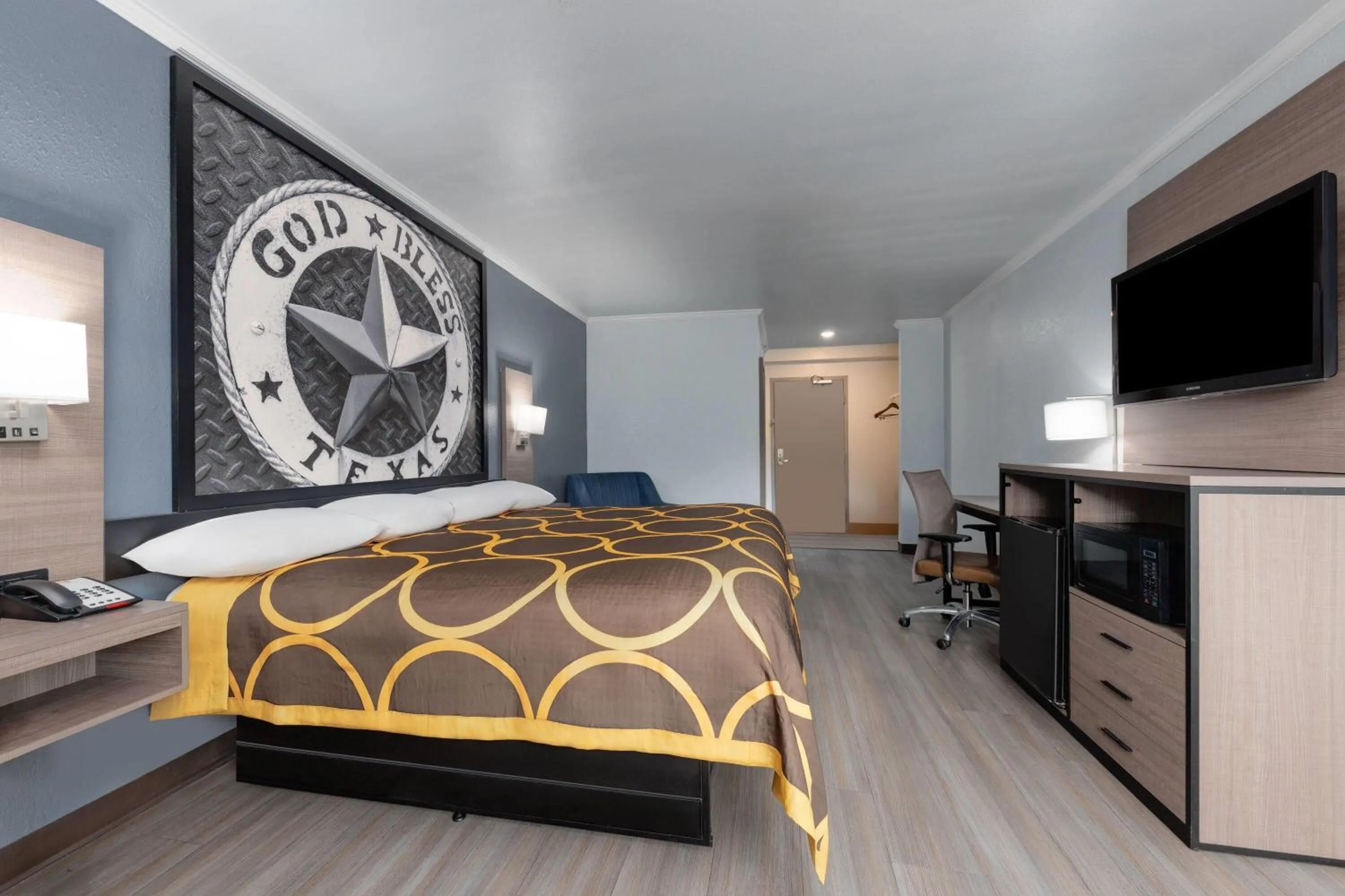 Photo of the whole room, Bed in Super 8 by Wyndham Fort Worth Entertainment District