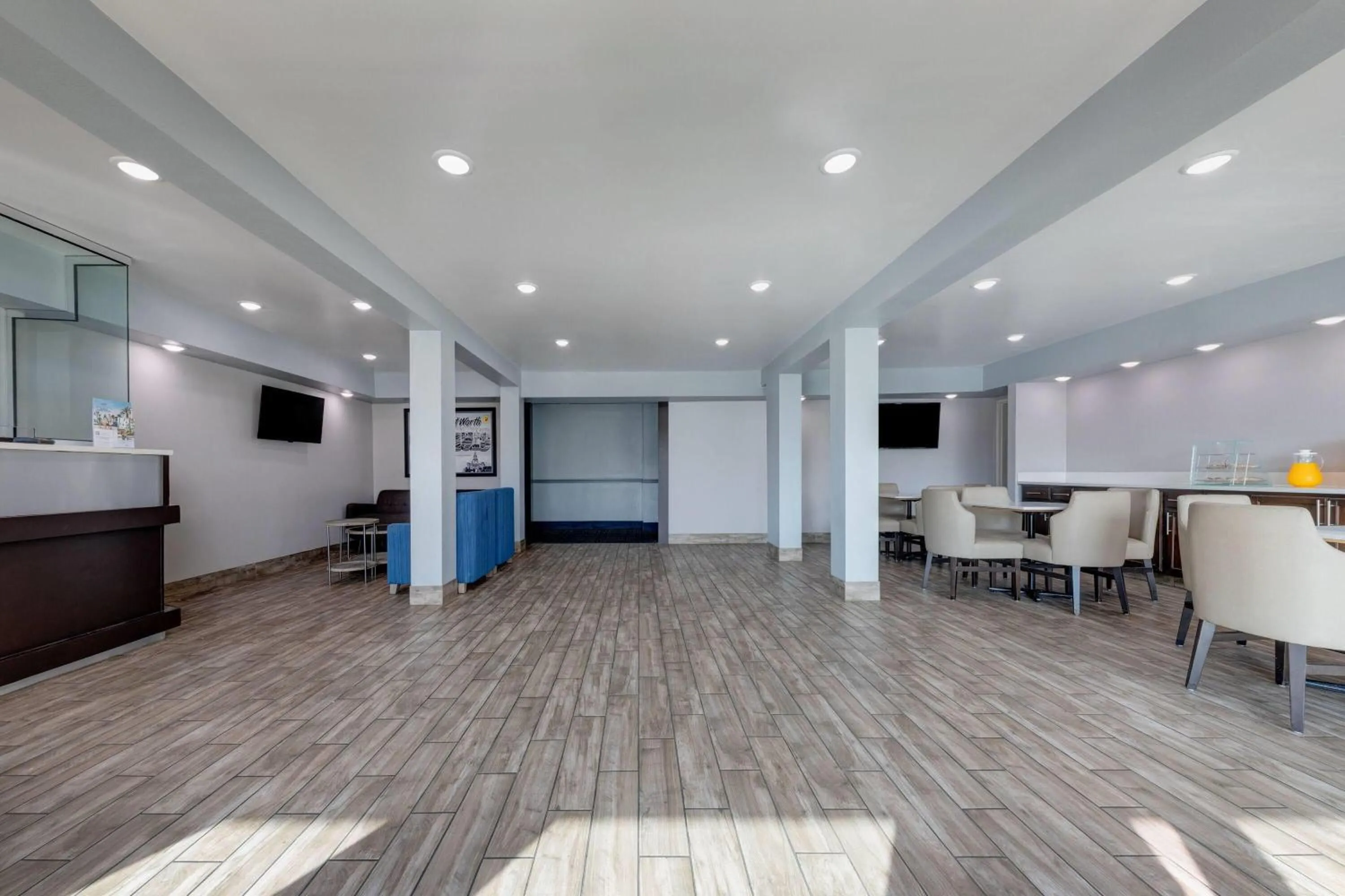 Lobby or reception in Super 8 by Wyndham Fort Worth Entertainment District