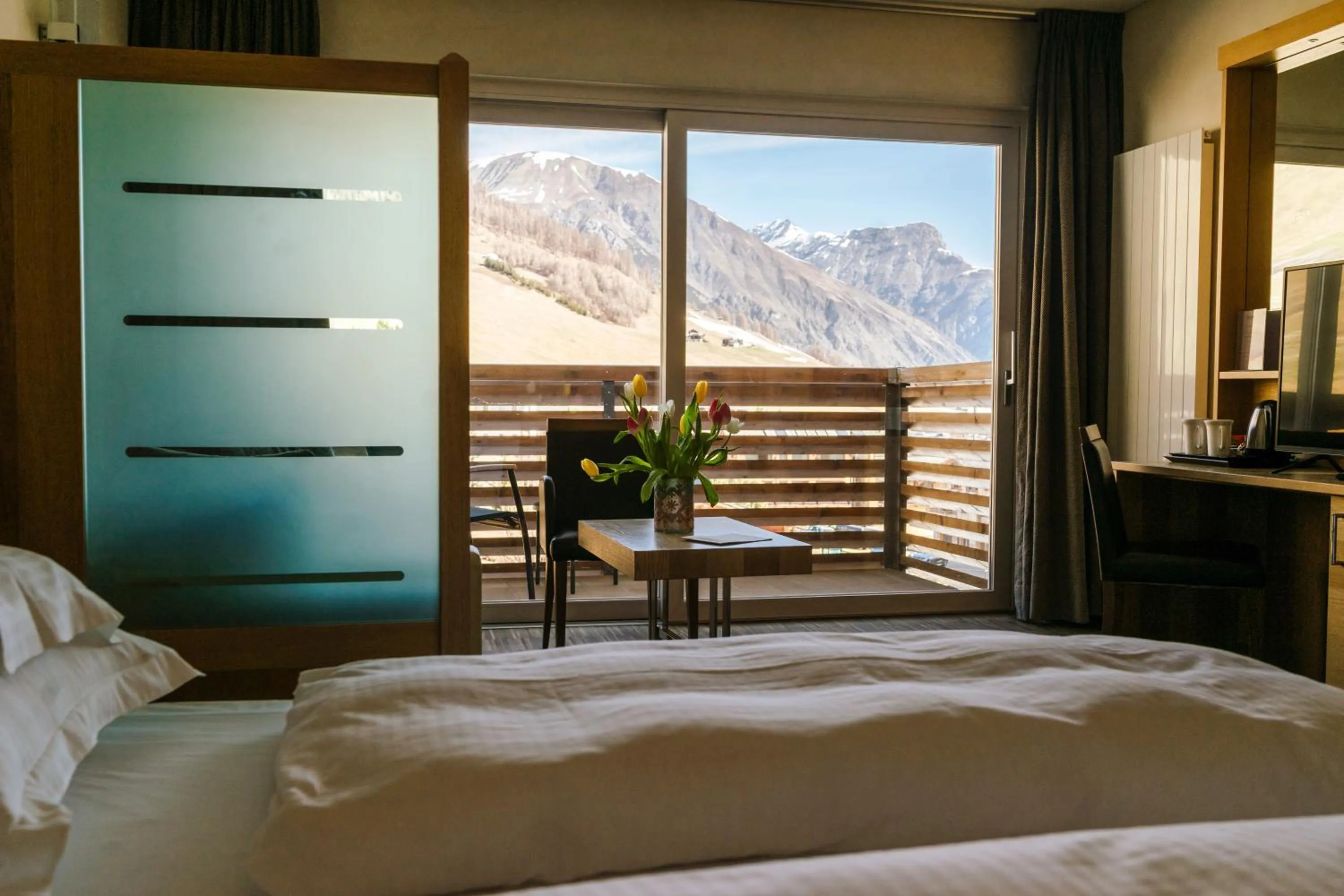 Balcony/Terrace, Bed in Hotel Lac Salin Spa & Mountain Resort