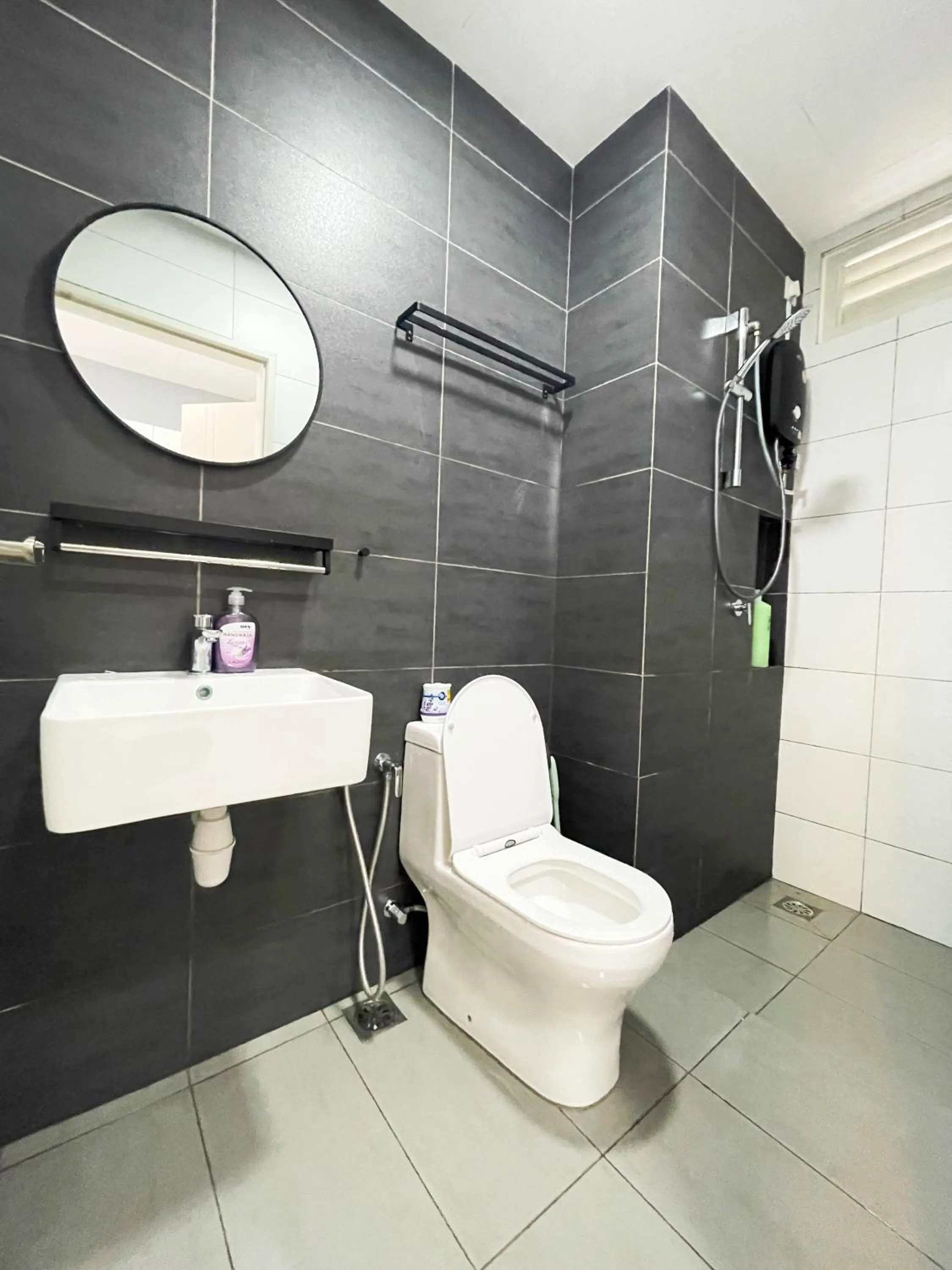 Bathroom in Horizon Suite Homestay, KLIA by S&T Homez