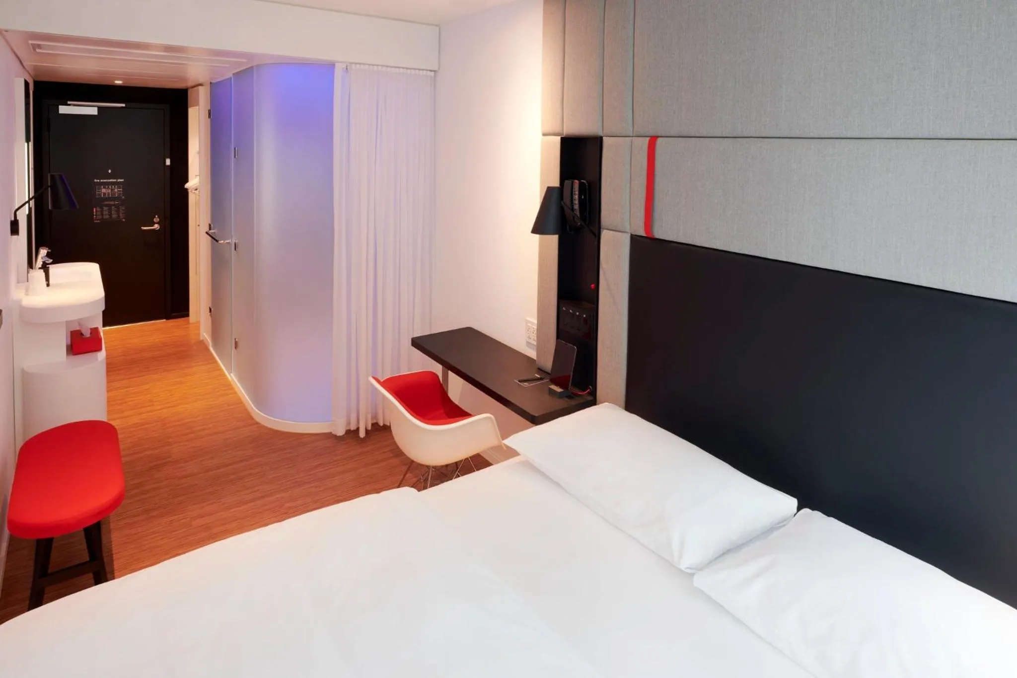 Photo of the whole room, Bed in citizenM Chicago Downtown