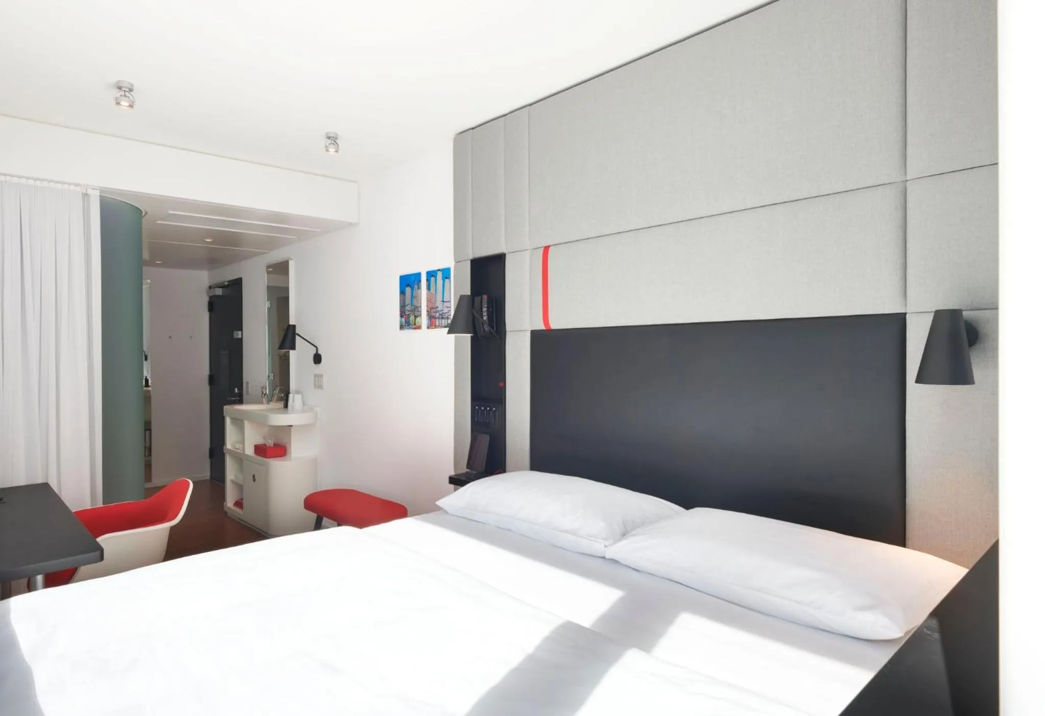 Photo of the whole room, Bed in citizenM Chicago Downtown