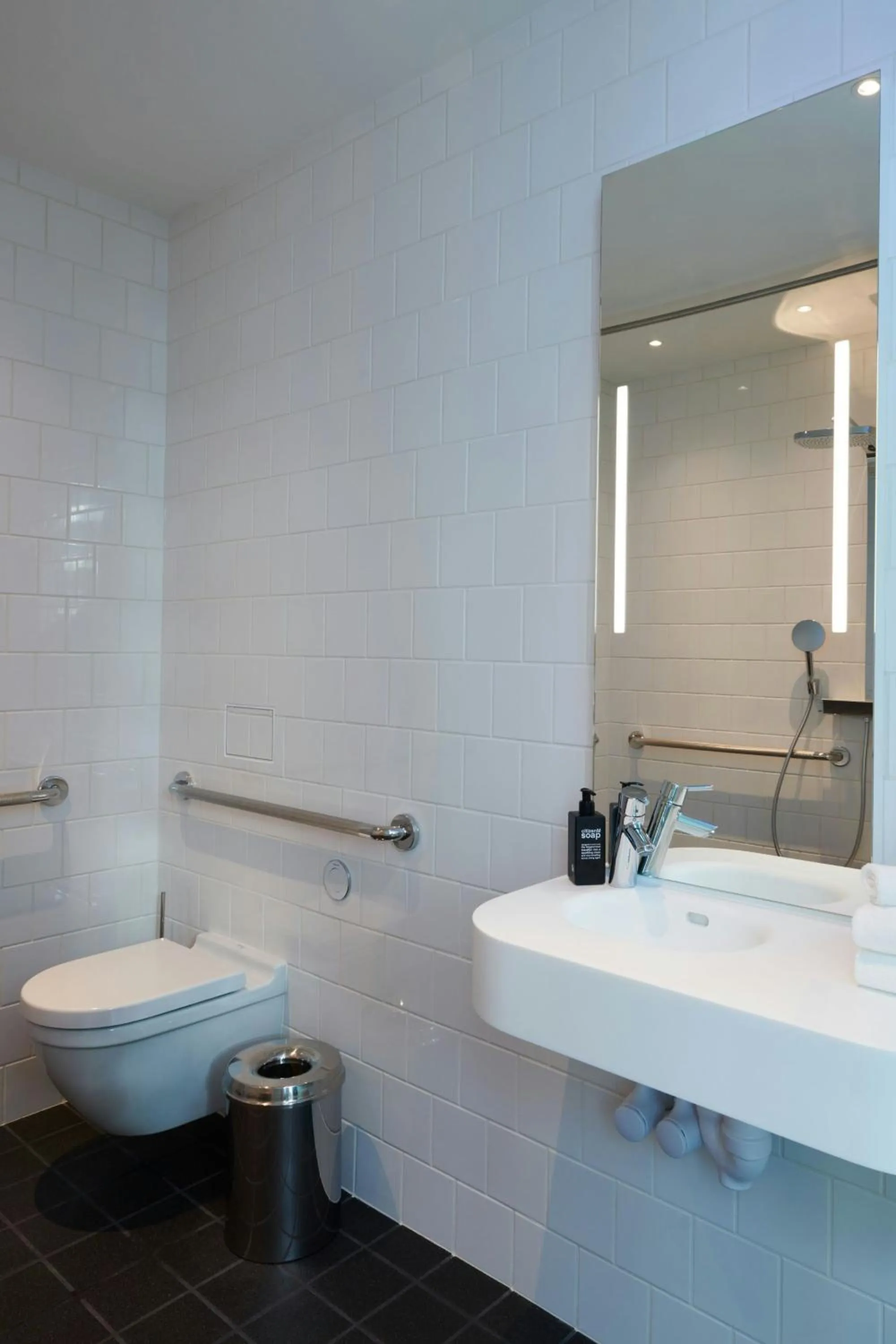 Bedroom in citizenM Chicago Downtown