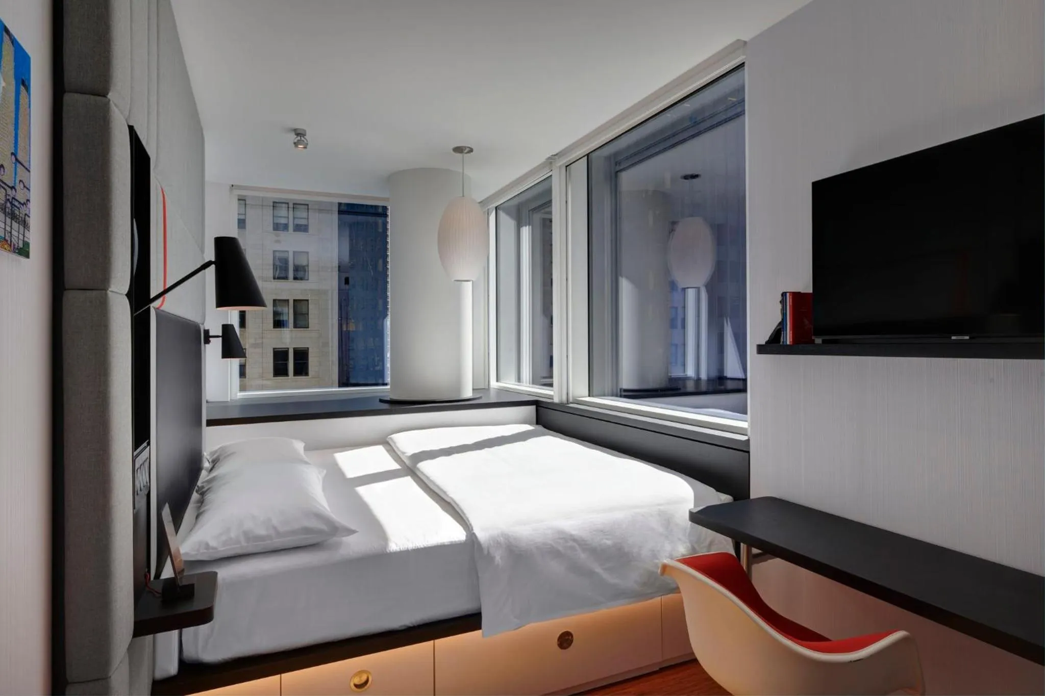 Photo of the whole room, Bed in citizenM Chicago Downtown