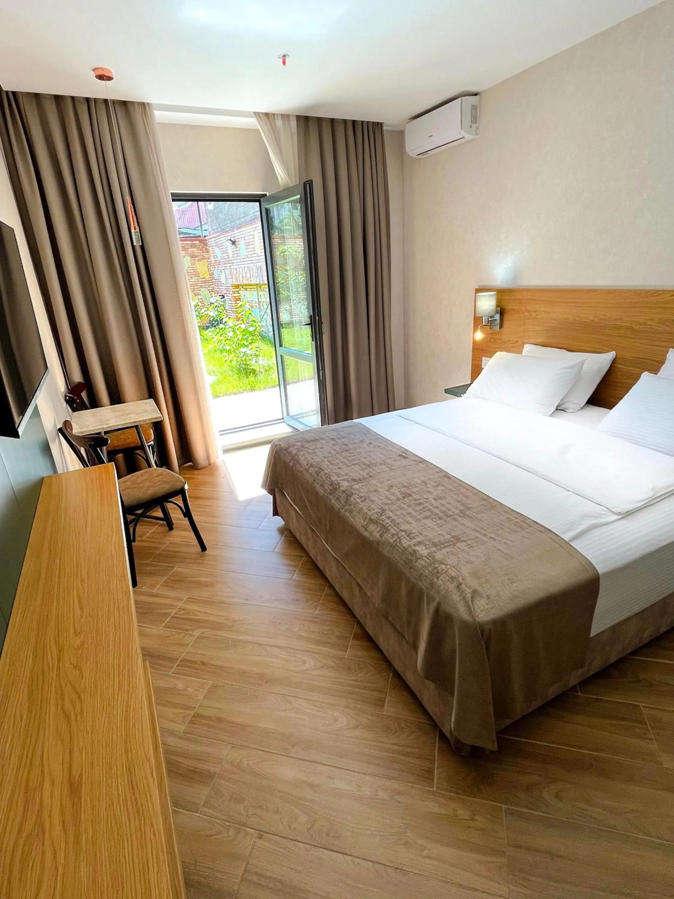 Garden, Bed in GOLDEN IR-ME_NI