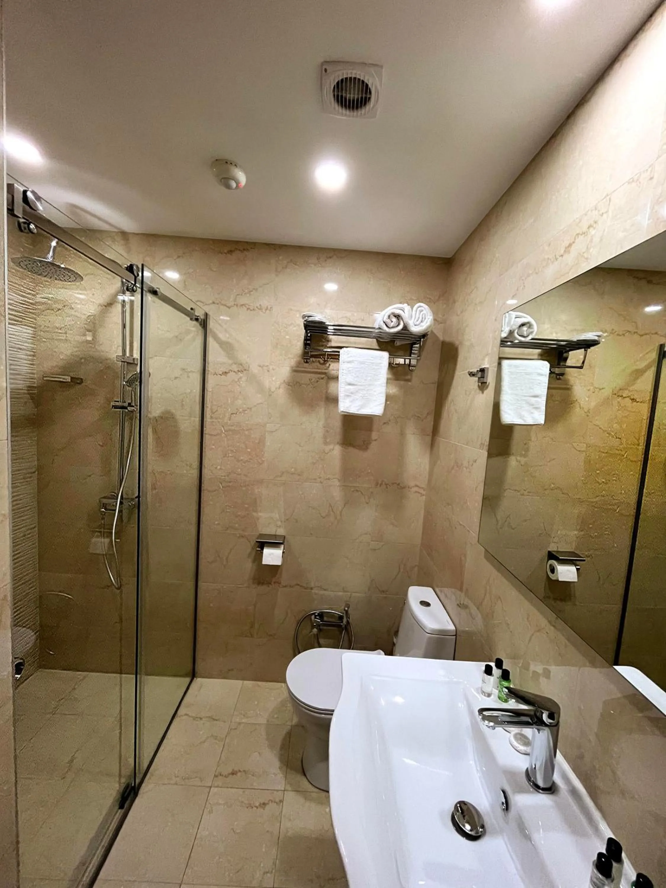 Bathroom in GOLDEN IR-ME_NI