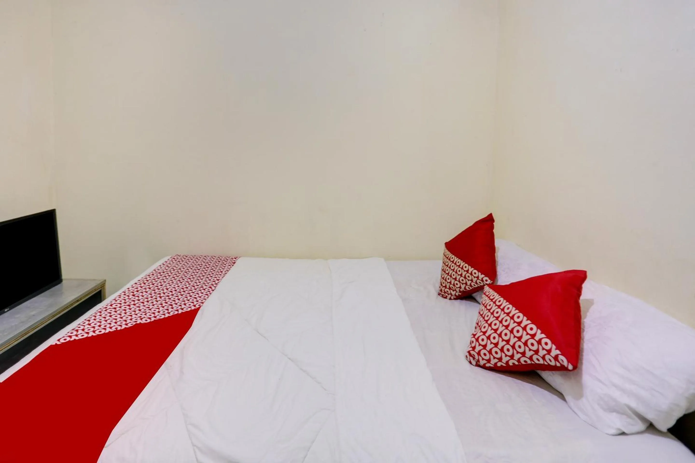 Bedroom, Bed in Hotel O Ringin Pitu 1 Syariah