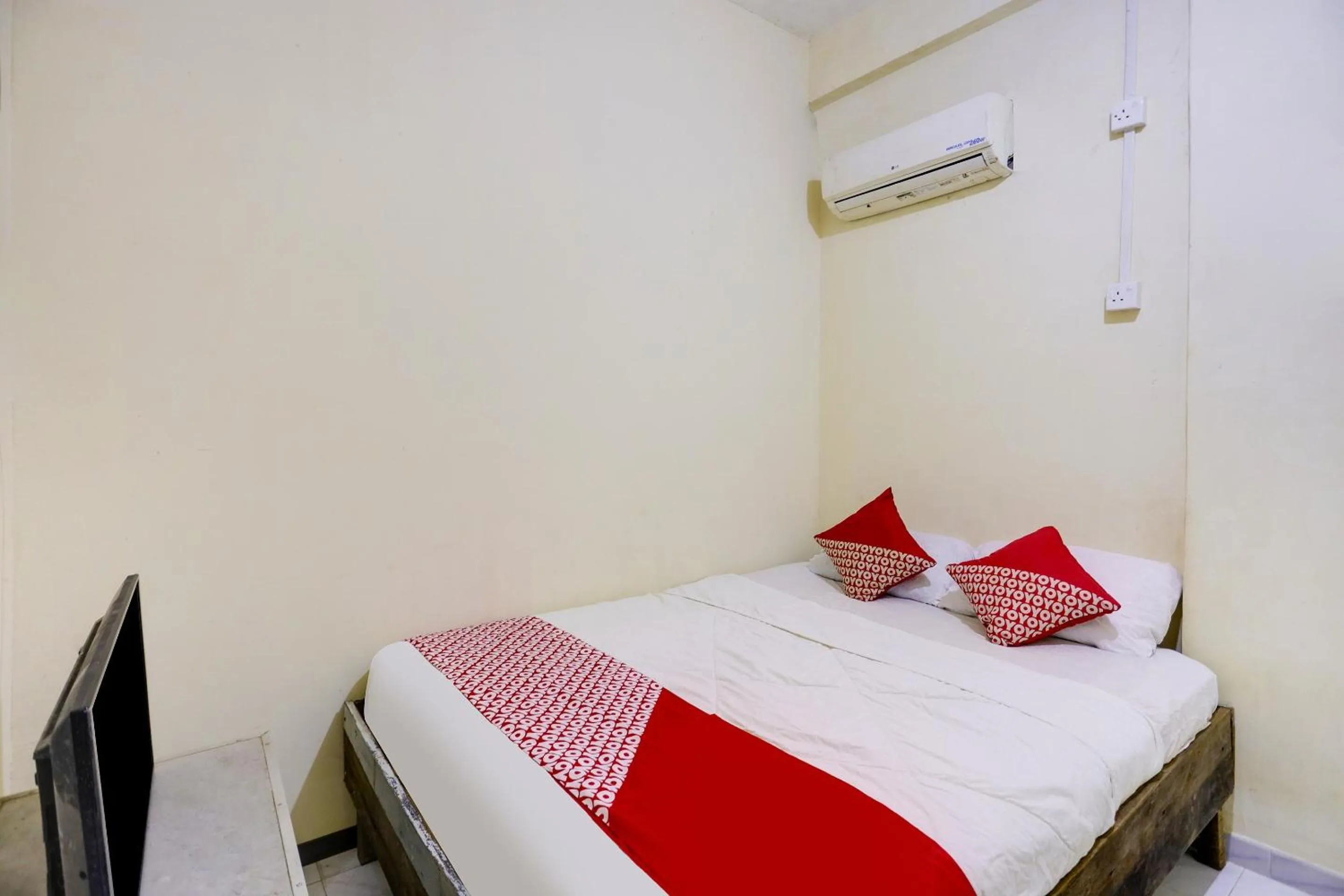 Bedroom, Bed in Hotel O Ringin Pitu 1 Syariah