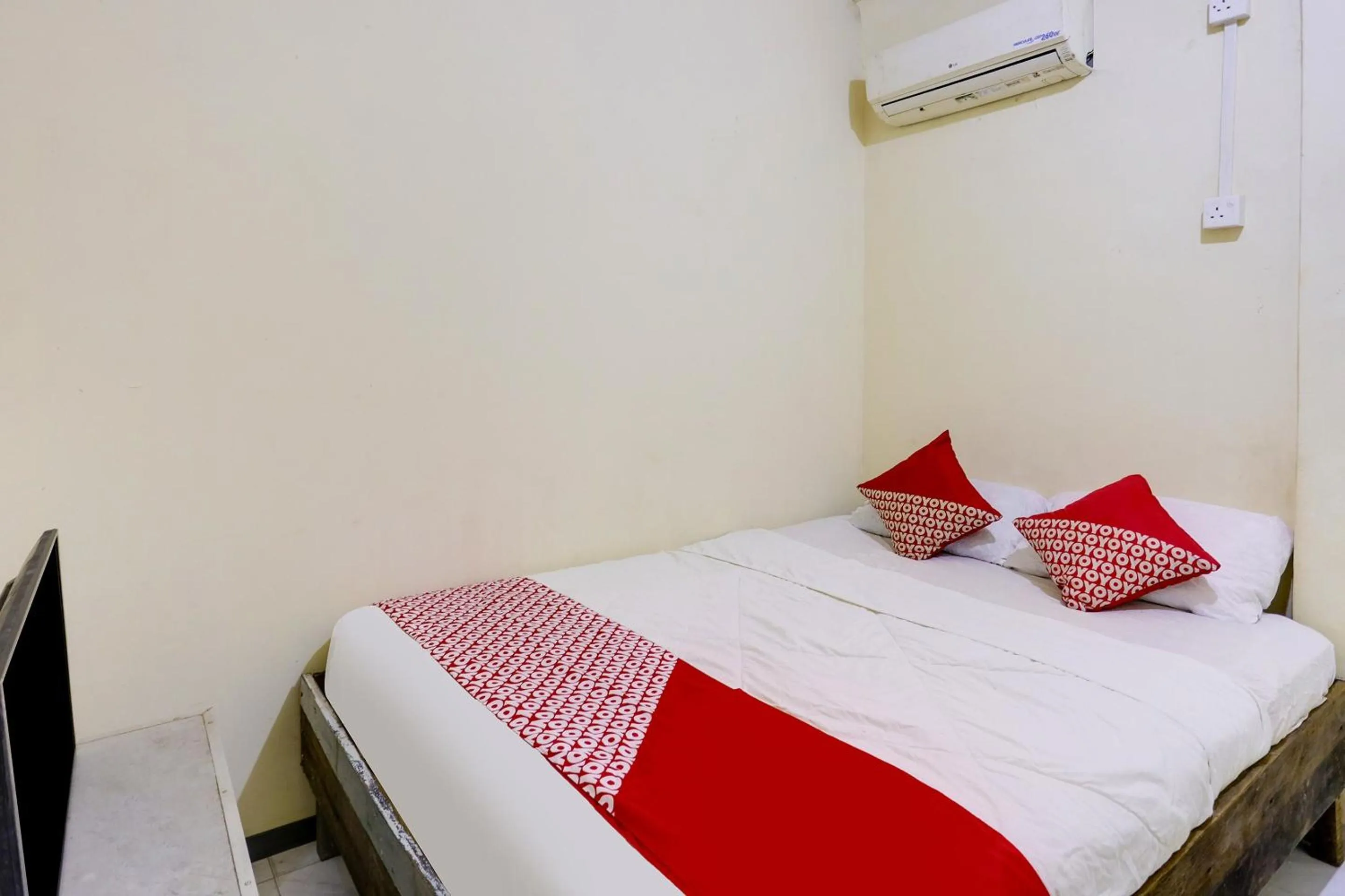 Bedroom, Bed in Hotel O Ringin Pitu 1 Syariah