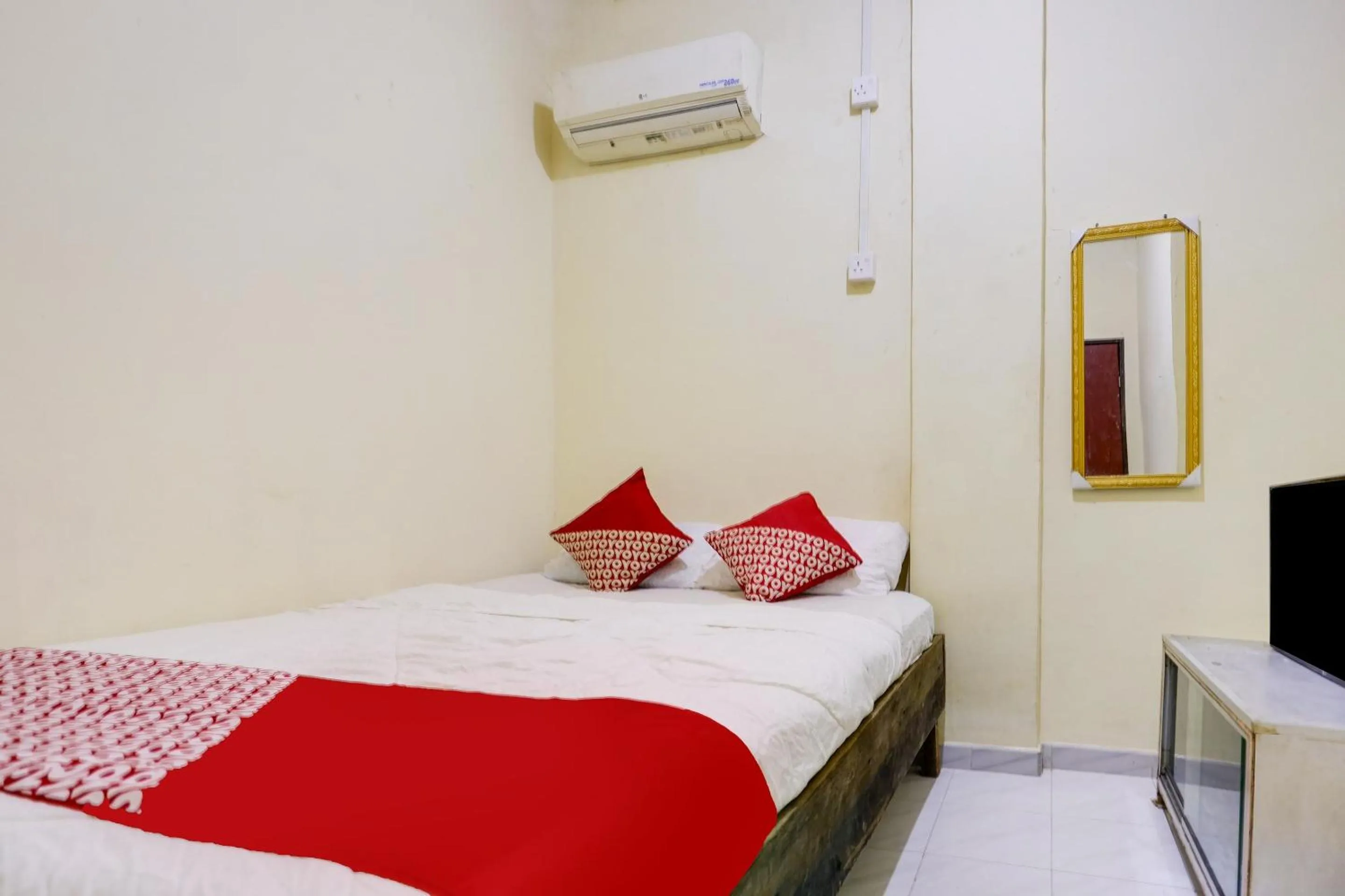 Bedroom, Bed in Hotel O Ringin Pitu 1 Syariah