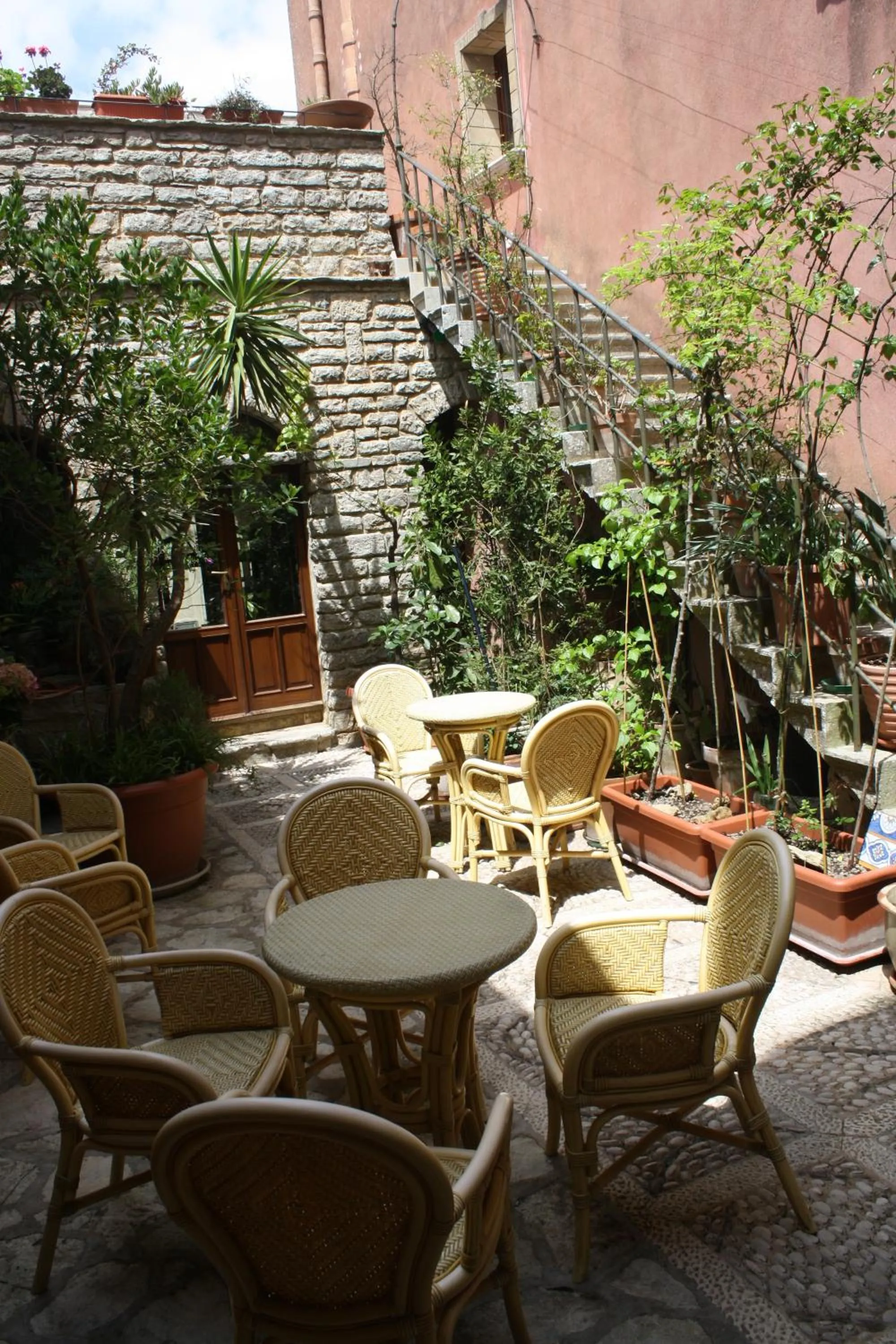 Restaurant/places to eat in Hotel Elimo