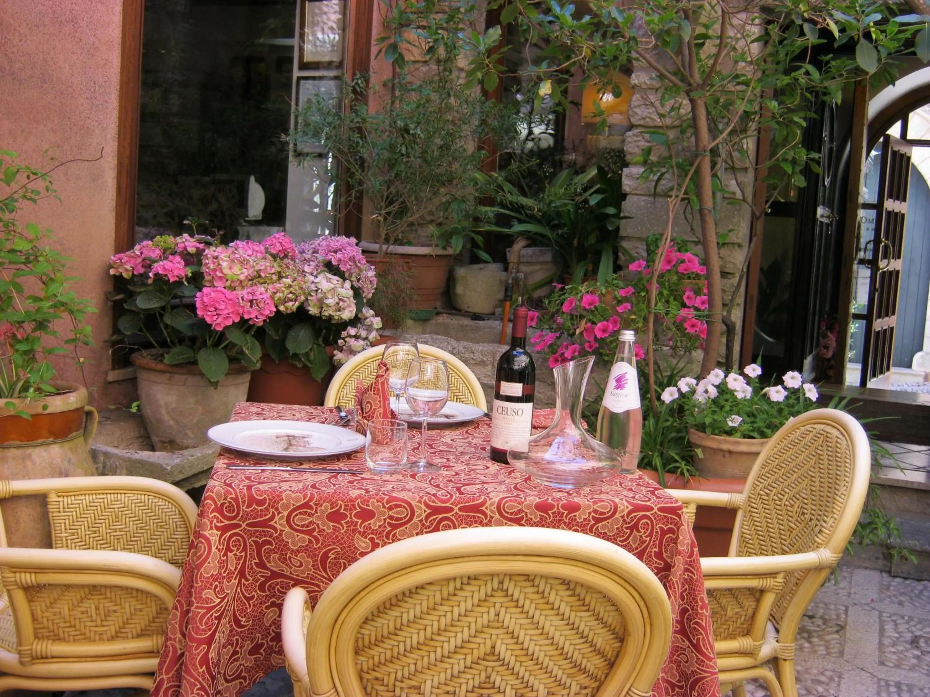 Restaurant/places to eat in Hotel Elimo