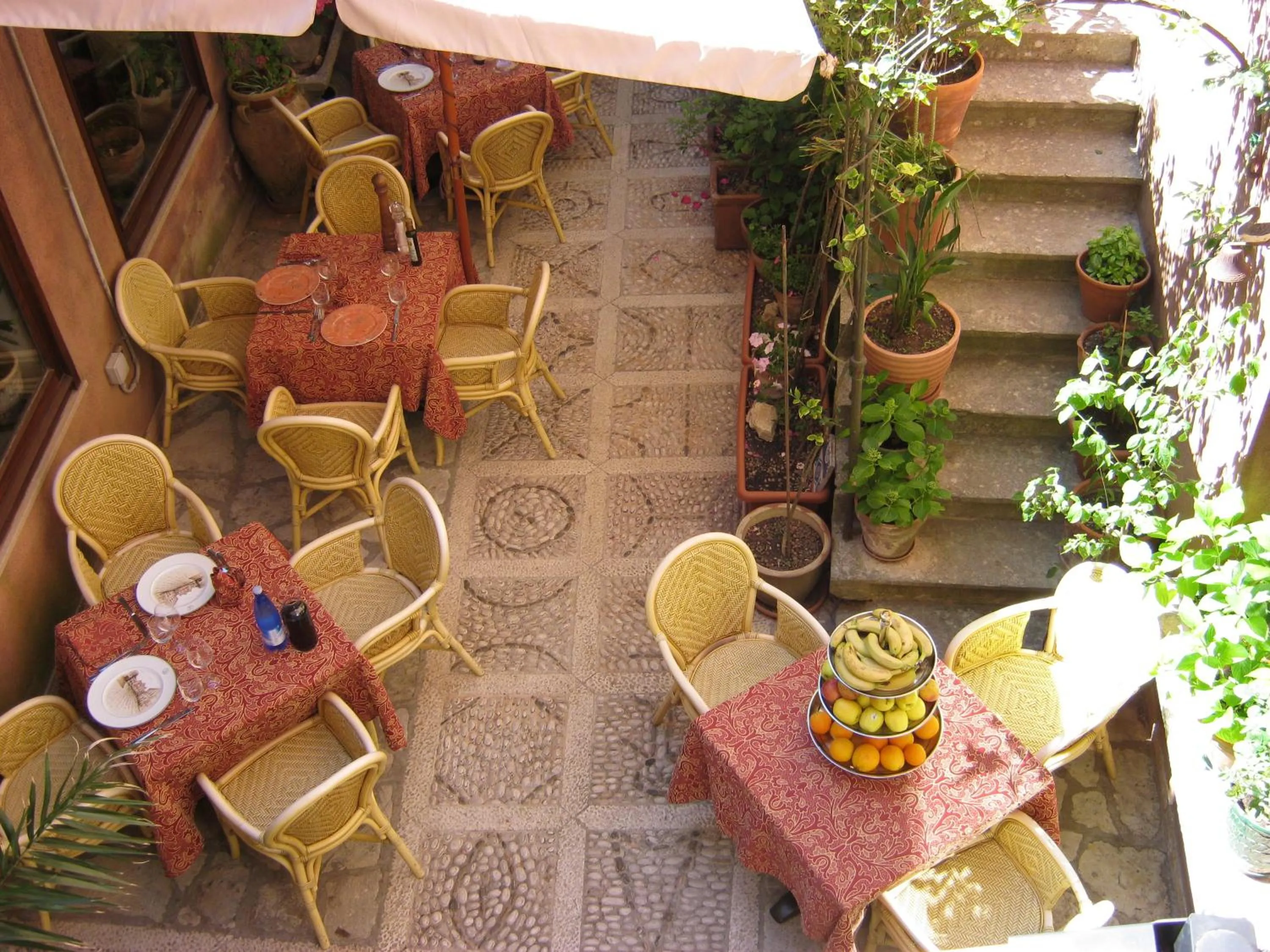 Restaurant/places to eat in Hotel Elimo