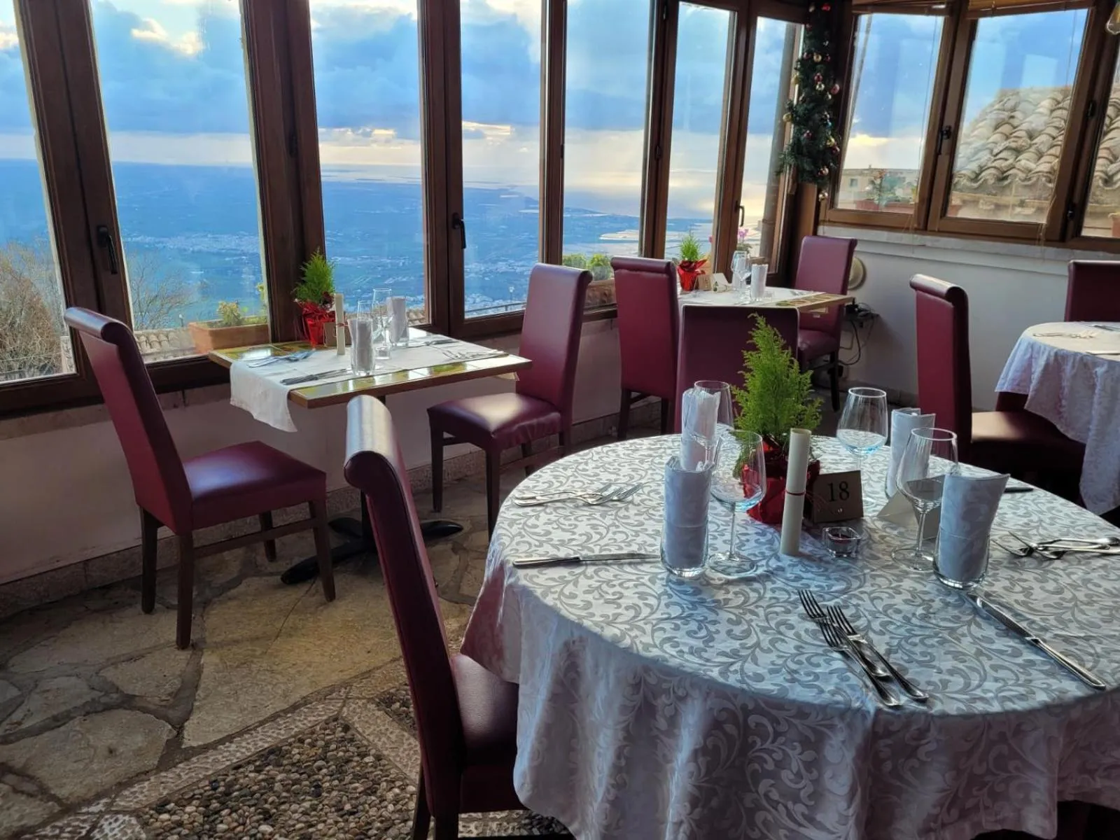 Restaurant/places to eat in Hotel Elimo